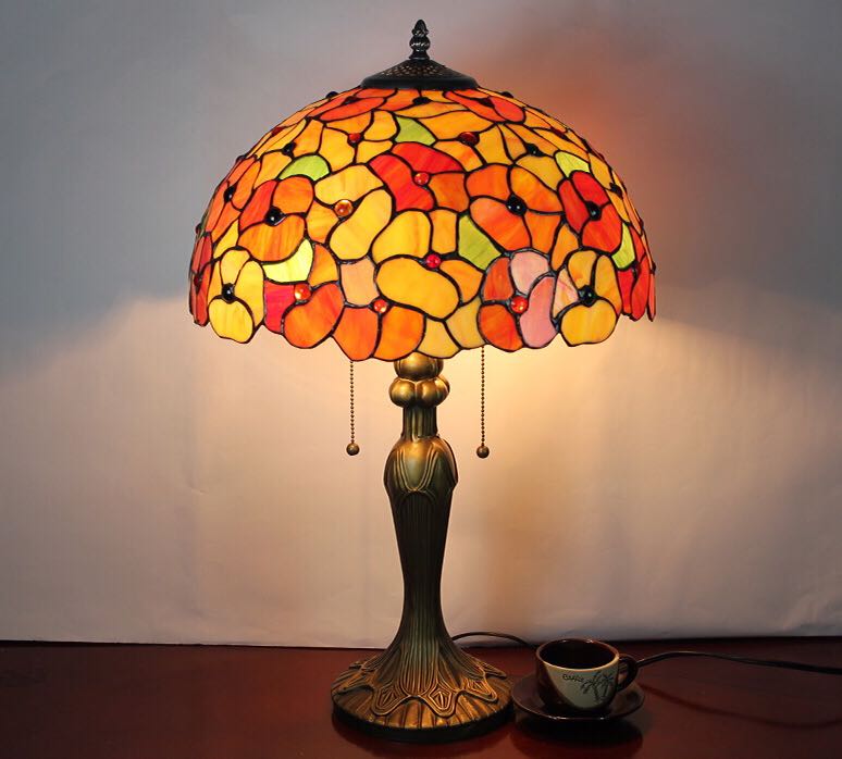 美しいガラスはどこから見ても華やかで美しい。繊細な造りの素敵なステンドランプ消灯時も素敵なインテリアになりますねサイズ ：幅40x高62cmワット数 ：40w x 2(口金 E26）コードの長さ: 150cm素材：ガラス、樹脂、合金、鉄★在...