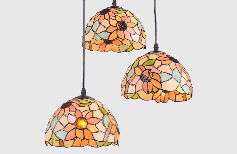 美しいガラスはどこから見ても華やかで美しい。繊細な造りの素敵なステンドランプ消灯時も素敵なインテリアになりますねサイズ：幅約30cmx高さ約116cmワット数 ：　電球40W×3個（E26）素材：ガラス、樹脂、合金、鉄★取付工事は電気工事士にご相談してください。★在庫は日々変動しておりますので万が一売り切れの場合は注文をキャンセルさせて頂く場合がございます。お早めにご注文お願い致します。★購入後のキャンセルは、ご遠慮ください。★検品のため開封してある場合があります。★在庫状況により、お届けまでお時間が掛かる場合がございます。また、生産中止等の理由でお届け出来ない場合がございます。★複数ご注文の場合やお急ぎの場合は必ず事前に納期のお質問をお願いいたします。注意事項1、ランプがつくかどうかの確認をしてから出荷しますので、多少緩衝材がいたんだりします。ご了承ください。プロの職人さんによる手造りランプのため、大きさや色合い、接合部分など機械的に作ったものとは違って、一つ一つ違います。アウトレット込みです。2、表記と多少の差異が生じることもござ います。予めご了承の上、お買い求めくださいませ3、ご利用のPC環境により、実際の商品と色が異なる場合がございます。予めご了承ください。4、新品未使用品ですが、外箱に初期からのスレ、剥げ歪みなどあります。5、海外品ですので、気にされる方はご遠慮下さい。6、この商品は、全て手作り手描きの製品のため、商品により重量・形状の歪み・個体差、釉薬の掠れ、 針穴のような凹み、滲み、色とび、黒点、多少の傷・欠け、突起、ざらつき、濃淡差、色ムラなどがある 場合がございますが不良商品ではございません。7、素材の色・風合いなど、ディスプレーにより、一部写真と実物が異なる場合がございますので、あらか じめご了承ください。8、この商品は、購入後発送まで8日程度を要します