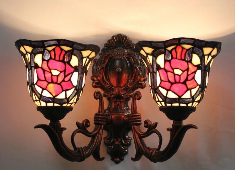 美しいガラスはどこから見ても華やかで美しい。繊細な造りの素敵なステンドランプ消灯時も素敵なインテリアになりますねサイズ：幅約25cmx高さ45cmワット数 ：電球40W×2個（E26）素材：ステンドグラス、樹脂、合金、鉄使用可能電球:LED電球、白熱球、電球型蛍光灯等★取付工事は電気工事士にご相談してください。★在庫は日々変動しておりますので万が一売り切れの場合は注文をキャンセルさせて頂く場合がございます。お早めにご注文お願い致します。★検品のため開封してある場合があります。★在庫状況により、お届けまでお時間が掛かる場合がございます。また、生産中止等の理由でお届け出来ない場合がございます。★複数ご注文の場合やお急ぎの場合は必ず事前に納期のお質問をお願いいたします。★当店では製品のサポートは行っておりませんので使用法など説明できない場合もございますのでご了承ください。★本品は輸入品の為、外箱にへこみ・傷等ある場合がございますが商品に関しては問題ありません。★こちらの商品は完全防水ではございません。外灯として使用した場合、雨風等で故障する可能性がございます。原則室内用としてご使用下さい注意事項1、ランプがつくかどうかの確認をしてから出荷しますので、多少緩衝材がいたんだりします。ご了承ください。プロの職人さんによる手造りランプのため、大きさや色合い、接合部分など機械的に作ったものとは違って、一つ一つ違います。アウトレット込みです。2、表記と多少の差異が生じることもござ います。予めご了承の上、お買い求めくださいませ3、ご利用のPC環境により、実際の商品と色が異なる場合がございます。予めご了承ください。4、新品未使用品ですが、外箱に初期からのスレ、剥げ歪みなどあります。5、海外品ですので、気にされる方はご遠慮下さい。6、この商品は、全て手作り手描きの製品のため、商品により重量・形状の歪み・個体差、釉薬の掠れ、 針穴のような凹み、滲み、色とび、黒点、多少の傷・欠け、突起、ざらつき、濃淡差、色ムラなどがある 場合がございますが不良商品ではございません。7、素材の色・風合いなど、ディスプレーにより、一部写真と実物が異なる場合がございますので、あらか じめご了承ください。8、この商品は、購入後発送まで8日程度を要しますので、ご理解の上ご購入頂きますようお願い致します，お急ぎの方はご注文をご遠慮ください上記理由の返品交換は承ることが出来ませんので予めご了承くださいませ。