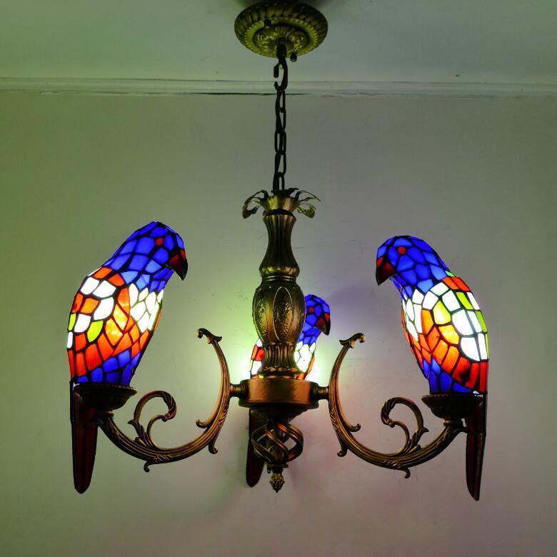 【商品仕様】■個口数：1 （〜60Wまで対応）■E26白熱球、電球型蛍光灯、LED電球使用可能■使用電球：3個（※電球は付属しておりません）本体サイズ：横約50 x 高さ約45〜75(cm）★取付工事は電気工事士にご相談してください。★在庫は日々変動しておりますので万が一売り切れの場合は注文をキャンセルさせて頂く場合がございます。お早めにご注文お願い致します。★購入後のキャンセルは、ご遠慮ください。★検品のため開封してある場合があります。★在庫状況により、お届けまでお時間が掛かる場合がございます。また、生産中止等の理由でお届け出来ない場合がございます。★複数ご注文の場合やお急ぎの場合は必ず事前に納期のお質問をお願いいたします。注意事項1、ランプがつくかどうかの確認をしてから出荷しますので、多少緩衝材がいたんだりします。ご了承ください。プロの職人さんによる手造りランプのため、大きさや色合い、接合部分など機械的に作ったものとは違って、一つ一つ違います。アウトレット込みです。2、表記と多少の差異が生じることもござ います。予めご了承の上、お買い求めくださいませ3、ご利用のPC環境により、実際の商品と色が異なる場合がございます。予めご了承ください。4、新品未使用品ですが、外箱に初期からのスレ、剥げ歪みなどあります。5、海外品ですので、気にされる方はご遠慮下さい。6、この商品は、全て手作り手描きの製品のため、商品により重量・形状の歪み・個体差、釉薬の掠れ、 針穴のような凹み、滲み、色とび、黒点、多少の傷・欠け、突起、ざらつき、濃淡差、色ムラなどがある 場合がございますが不良商品ではございません。7、素材の色・風合いなど、ディスプレーにより、一部写真と実物が異なる場合がございますので、あらか じめご了承ください。8、この商品は、購入後発送まで9日程度を要しますので、ご理解の上ご購入頂きますようお願い致します，お急ぎの方はご注文をご遠慮ください上記理由の返品交換は承ることが出来ませんので予めご了承くださいませ。※商品によっては外国輸入品及び受注生産により商品発送まで約6~9日(2月に注文される場合ははメーカーが休みになるので3月に生産・発送となる場合があります。）