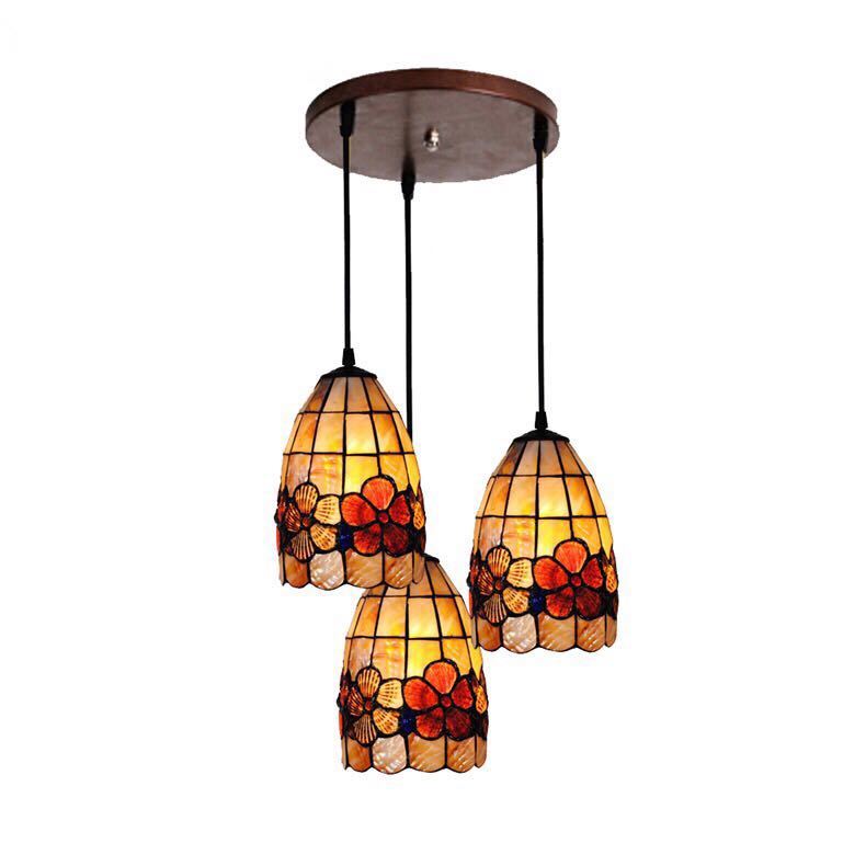 美しいガラスはどこから見ても華やかで美しい。繊細な造りの素敵なステンドランプ消灯時も素敵なインテリアになりますねサイズ：幅約29cm X 高さ80cmワット数 ：　電球40W×3個（E26）素材：ガラス、樹脂、合金、鉄★取付工事は電気工事士にご相談してください。★在庫は日々変動しておりますので万が一売り切れの場合は注文をキャンセルさせて頂く場合がございます。お早めにご注文お願い致します。★購入後のキャンセルは、ご遠慮ください。★検品のため開封してある場合があります。★在庫状況により、お届けまでお時間が掛かる場合がございます。また、生産中止等の理由でお届け出来ない場合がございます。★複数ご注文の場合やお急ぎの場合は必ず事前に納期のお質問をお願いいたします。注意事項1、ランプがつくかどうかの確認をしてから出荷しますので、多少緩衝材がいたんだりします。ご了承ください。プロの職人さんによる手造りランプのため、大きさや色合い、接合部分など機械的に作ったものとは違って、一つ一つ違います。アウトレット込みです。2、表記と多少の差異が生じることもござ います。予めご了承の上、お買い求めくださいませ3、ご利用のPC環境により、実際の商品と色が異なる場合がございます。予めご了承ください。4、新品未使用品ですが、外箱に初期からのスレ、剥げ歪みなどあります。5、海外品ですので、気にされる方はご遠慮下さい。6、この商品は、全て手作り手描きの製品のため、商品により重量・形状の歪み・個体差、釉薬の掠れ、 針穴のような凹み、滲み、色とび、黒点、多少の傷・欠け、突起、ざらつき、濃淡差、色ムラなどがある 場合がございますが不良商品ではございません。7、素材の色・風合いなど、ディスプレーにより、一部写真と実物が異なる場合がございますので、あらか じめご了承ください。8、この商品は、購入後発送まで8日程度を要しますので、ご理解の上ご購入頂きますようお願い致します，お急ぎの方はご注文をご遠慮ください上記理由の返品交換は承ることが出来ませんので予めご了承くださいませ。※商品によっては外国輸入品及び受注生産により商品発送まで約6~9日、お急ぎの場合はご質問ください。(2月に注文される場合ははメーカーが休みになるので3月に生産・発送となる場合があります。）