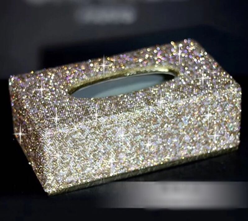 輝く取出し口とラインストーンはキラキラしている感じです。上品で高級感のある仕上がりになって、インテリア性にも優れた商品です。●商品サイズ：26x14x9cm　　　●材質：メタクリル樹脂、ラインストーン★在庫は日々変動しておりますので万が一売...