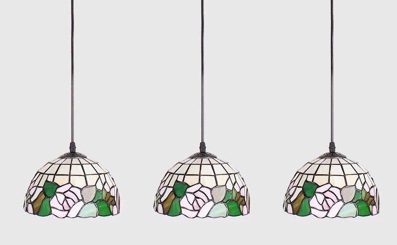 美しいガラスはどこから見ても華やかで美しい。繊細な造りの素敵なステンドランプ消灯時も素敵なインテリアになりますねサイズ：幅約76cmx高さ約116cmワット数 ：　電球40W×3個（E26）素材：ガラス、樹脂、合金、鉄★取付工事は電気工事士...