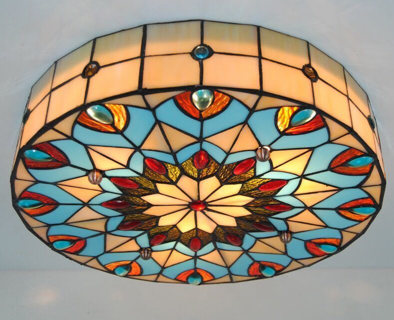 美しいガラスはどこから見ても華やかで美しい。繊細な造りの素敵なステンドランプ消灯時も素敵なインテリアになりますねサイズ ：約 幅40cm x 高さ9 (cm)ワット数 ：電球60W×3個（E26）素材：ガラス、樹脂、合金、鉄★取付工事は電気工事士にご相談してください。★在庫は日々変動しておりますので万が一売り切れの場合は注文をキャンセルさせて頂く場合がございます。お早めにご注文お願い致します。★購入後のキャンセルは、ご遠慮ください。★検品のため開封してある場合があります。★在庫状況により、お届けまでお時間が掛かる場合がございます。また、生産中止等の理由でお届け出来ない場合がございます。★複数ご注文の場合やお急ぎの場合は必ず事前に納期のお質問をお願いいたします。注意事項1、ランプがつくかどうかの確認をしてから出荷しますので、多少緩衝材がいたんだりします。ご了承ください。プロの職人さんによる手造りランプのため、大きさや色合い、接合部分など機械的に作ったものとは違って、一つ一つ違います。アウトレット込みです。2、表記と多少の差異が生じることもござ います。予めご了承の上、お買い求めくださいませ3、ご利用のPC環境により、実際の商品と色が異なる場合がございます。予めご了承ください。4、新品未使用品ですが、外箱に初期からのスレ、剥げ歪みなどあります。5、海外品ですので、気にされる方はご遠慮下さい。6、この商品は、全て手作り手描きの製品のため、商品により重量・形状の歪み・個体差、釉薬の掠れ、 針穴のような凹み、滲み、色とび、黒点、多少の傷・欠け、突起、ざらつき、濃淡差、色ムラなどがある 場合がございますが不良商品ではございません。7、素材の色・風合いなど、ディスプレーにより、一部写真と実物が異なる場合がございますので、あらか じめご了承ください。8、この商品は、購入後発送まで7~10日程度を要しますので、ご理解の上ご購入頂きますようお願い致します，お急ぎの方はご注文をご遠慮ください上記理由の返品交換は承ることが出来ませんので予めご了承くださいませ。