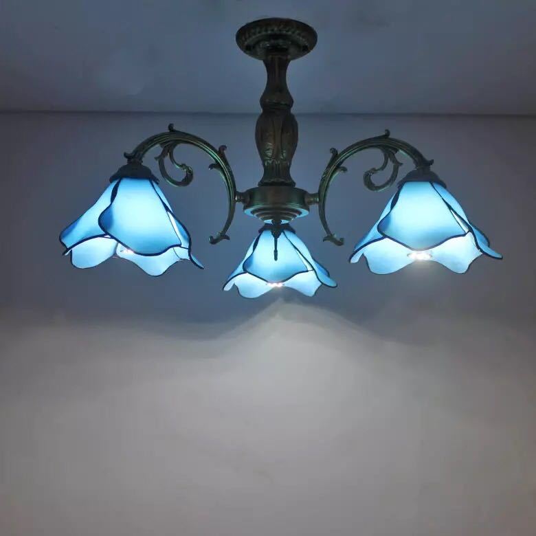 美しいガラスはどこから見ても華やかで美しい。繊細な造りの素敵なステンドランプ消灯時も素敵なインテリアになりますねワット数 ：　電球40W×3個（E26）素材：ガラス、樹脂、合金、鉄★在庫は日々変動しておりますので万が一売り切れの場合は注文を...