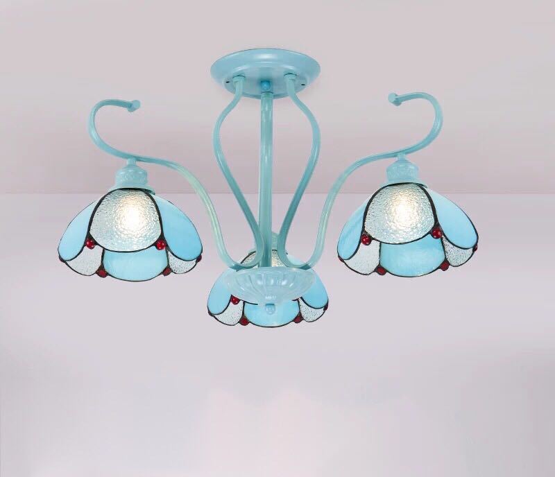 美しいガラスはどこから見ても華やかで美しい。繊細な造りの素敵なステンドランプ消灯時も素敵なインテリアになりますねサイズ ：約 幅69 x 高さ45 (cm）ワット数 ：電球60W×3個（E26）素材：ガラス、樹脂、合金、鉄★取付工事は電気工...