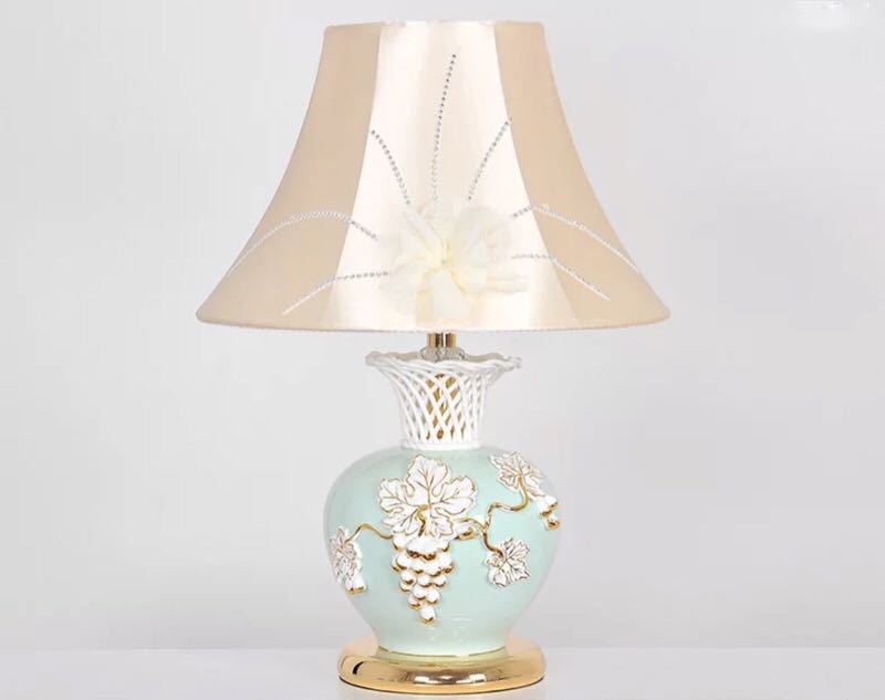 【商品仕様】■個口数：1 （〜40Wまで対応）■E26白熱球、電球型蛍光灯、LED電球使用可能■使用電球：1個（※電球は付属しておりません）■商品外寸：幅約40 x 高さ約56 (cm)※サイズの誤差は多少発生します。ご了承下さい。★購入後のキャンセルは、ご遠慮ください。★検品のため開封してある場合があります。★複数ご注文の場合やお急ぎの場合は必ず事前に納期のお質問をお願いいたします。注意事項1、ランプがつくかどうかの確認をしてから出荷しますので、多少緩衝材がいたんだりします。ご了承ください。2、表記と多少の差異が生じることもござ います。予めご了承の上、お買い求めくださいませ3、ご利用のPC環境により、実際の商品と色が異なる場合がございます。予めご了承ください。4、新品未使用品ですが、外箱に初期からのスレ、剥げ歪みなどあります。5、海外品ですので、気にされる方はご遠慮下さい。6、この商品は、全て手作り手描きの製品のため、商品により重量・形状の歪み・個体差、釉薬の掠れ、 針穴のような凹み、滲み、色とび、黒点、多少の傷・欠け、突起、ざらつき、濃淡差、色ムラなどがある 場合がございますが不良商品ではございません。7、素材の色・風合いなど、ディスプレーにより、一部写真と実物が異なる場合がございますので、あらか じめご了承ください。8、この商品は、購入後発送まで9日程度を要しますので、ご理解の上ご購入頂きますようお願い致します，お急ぎの方はご注文をご遠慮ください上記理由の返品交換は承ることが出来ませんので予めご了承くださいませ。