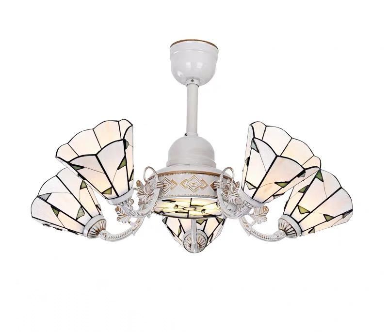 サイズ：幅55 x 高さ45 (cm）ワット数 ：電球40W×5 個（E26)（※電球は付属しておりません）素材：樹脂、合金、鉄…使用可能電球:LED電球、白熱球、電球型蛍光灯等★取付工事は電気工事士にご相談してください。★複数ご注文の場合やお急ぎの場合は必ず事前に納期のお質問をお願いいたします。＊＊＊＊＊＊＊＊＊＊＊＊＊＊＊＊＊＊注意事項1、ランプがつくかどうかの確認をしてから出荷しますので、多少緩衝材がいたんだりします。ご了承ください。プロの職人さんによる手造りランプのため、大きさや色合い、接合部分など機械的に作ったものとは違って、一つ一つ違います。2、商品のサイズは採寸方法によって、若干な誤差が生じる場合はあります。ご了承ください。3、ご利用のPC環境により、実際の商品と色が異なる場合がございます。予めご了承ください。4、新品未使用品ですが、外箱に初期からのスレ、剥げ歪みなどあります。5、海外品ですので、気にされる方はご遠慮下さい。6、素材の色・風合いなど、ディスプレーにより、一部写真と実物が異なる場合がございますので、あらか じめご了承ください。7、この商品は、購入後発送まで7~10日程度を要しますので、ご理解の上ご購入頂きますようお願い致します，お急ぎの方はご注文をご遠慮ください8、海外輸入品の為、説明書・保証書は付属しておりません。上記理由の返品交換は承ることが出来ませんので予めご了承くださいませ。＊＊＊＊＊＊＊＊＊＊＊＊＊＊＊＊＊＊★領収書の発行は行っておりません。★当社指定の発送方法以外に対応いたしません。梱包サイズに誤差が出る場合もありますが差額はご返金できませんのでご了承下さい★商品の発送について★商品はご入金確認時より通常7~9営業日(土日祝日除く)以内に発送いたしますが、諸事情により遅れる場合がございますのであらかじめご了承ください。お届け日のご指定はできませんのでご注意ください。