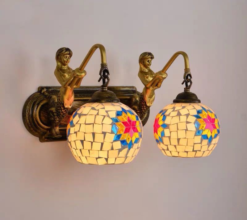 サイズ：幅40 x 高さ23 (cm）ワット数 ：電球40W×2個（E26)（※電球は付属しておりません）素材：樹脂、合金、鉄…使用可能電球:LED電球、白熱球、電球型蛍光灯等★取付工事は電気工事士にご相談してください。★複数ご注文の場合やお急ぎの場合は必ず事前に納期のお質問をお願いいたします。＊＊＊＊＊＊＊＊＊＊＊＊＊＊＊＊＊＊注意事項1、ランプがつくかどうかの確認をしてから出荷しますので、多少緩衝材がいたんだりします。ご了承ください。プロの職人さんによる手造りランプのため、大きさや色合い、接合部分など機械的に作ったものとは違って、一つ一つ違います。2、商品のサイズは採寸方法によって、若干な誤差が生じる場合はあります。ご了承ください。3、ご利用のPC環境により、実際の商品と色が異なる場合がございます。予めご了承ください。4、新品未使用品ですが、外箱に初期からのスレ、剥げ歪みなどあります。5、海外品ですので、気にされる方はご遠慮下さい。6、素材の色・風合いなど、ディスプレーにより、一部写真と実物が異なる場合がございますので、あらか じめご了承ください。7、この商品は、購入後発送まで7~10日程度を要しますので、ご理解の上ご購入頂きますようお願い致します，お急ぎの方はご注文をご遠慮ください8、海外輸入品の為、説明書・保証書は付属しておりません。上記理由の返品交換は承ることが出来ませんので予めご了承くださいませ。＊＊＊＊＊＊＊＊＊＊＊＊＊＊＊＊＊＊★領収書の発行は行っておりません。★当社指定の発送方法以外に対応いたしません。梱包サイズに誤差が出る場合もありますが差額はご返金できませんのでご了承下さい★商品の発送について★商品はご入金確認時より通常7~9営業日(土日祝日除く)以内に発送いたしますが、諸事情により遅れる場合がございますのであらかじめご了承ください。お届け日のご指定はできませんのでご注意ください。