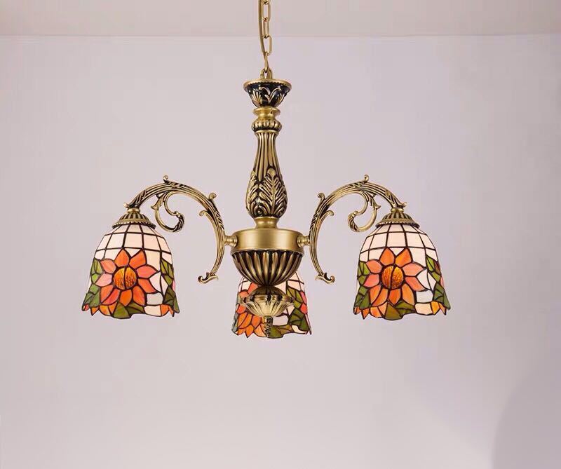 美しいガラスはどこから見ても華やかで美しい。繊細な造りの素敵なステンドランプ消灯時も素敵なインテリアになりますねサイズ ：約 幅50 x 高さ43 (cm）ワット数 ：電球60W×3 （E26）素材：ガラス、樹脂、合金、鉄★取付工事は電気工事士にご相談してください。★購入後のキャンセルは、ご遠慮ください。★検品のため開封してある場合があります。★複数ご注文の場合やお急ぎの場合は必ず事前に納期のお質問をお願いいたします。注意事項1、ランプがつくかどうかの確認をしてから出荷しますので、多少緩衝材がいたんだりします。ご了承ください。プロの職人さんによる手造りランプのため、大きさや色合い、接合部分など機械的に作ったものとは違って、一つ一つ違います。アウトレット込みです。2、表記と多少の差異が生じることもござ います。予めご了承の上、お買い求めくださいませ3、ご利用のPC環境により、実際の商品と色が異なる場合がございます。予めご了承ください。4、新品未使用品ですが、外箱に初期からのスレ、剥げ歪みなどあります。5、海外品ですので、気にされる方はご遠慮下さい。6、この商品は、全て手作り手描きの製品のため、商品により重量・形状の歪み・個体差、釉薬の掠れ、 針穴のような凹み、滲み、色とび、黒点、多少の傷・欠け、突起、ざらつき、濃淡差、色ムラなどがある 場合がございますが不良商品ではございません。7、素材の色・風合いなど、ディスプレーにより、一部写真と実物が異なる場合がございますので、あらか じめご了承ください。8、この商品は、購入後発送まで7~10日程度を要しますので、ご理解の上ご購入頂きますようお願い致します，お急ぎの方はご注文をご遠慮ください上記理由の返品交換は承ることが出来ませんので予めご了承くださいませ。