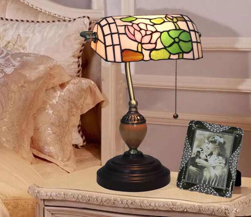 美しいガラスはどこから見ても華やかで美しい。繊細な造りの素敵なステンドランプ消灯時も素敵なインテリアになりますねサイズ ：幅27x奥行17x高39cmワット数 ：40w×1（口金 E26）コードの長さ: 150cm素材：ガラス、樹脂、合金、...