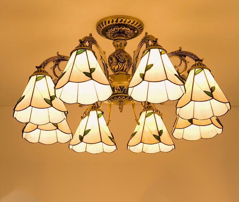 美しいガラスはどこから見ても華やかで美しい。繊細な造りの素敵なステンドランプ消灯時も素敵なインテリアになりますねサイズ ：約 幅70 x 高さ28 (cm）ワット数 ：電球60W×8個（E26）素材：ガラス、樹脂、合金、鉄★取付工事は電気工事士にご相談してください。★購入後のキャンセルは、ご遠慮ください。★検品のため開封してある場合があります。★複数ご注文の場合やお急ぎの場合は必ず事前に納期のお質問をお願いいたします。注意事項1、ランプがつくかどうかの確認をしてから出荷しますので、多少緩衝材がいたんだりします。ご了承ください。プロの職人さんによる手造りランプのため、大きさや色合い、接合部分など機械的に作ったものとは違って、一つ一つ違います。アウトレット込みです。2、表記と多少の差異が生じることもござ います。予めご了承の上、お買い求めくださいませ3、ご利用のPC環境により、実際の商品と色が異なる場合がございます。予めご了承ください。4、新品未使用品ですが、外箱に初期からのスレ、剥げ歪みなどあります。5、海外品ですので、気にされる方はご遠慮下さい。6、この商品は、全て手作り手描きの製品のため、商品により重量・形状の歪み・個体差、釉薬の掠れ、 針穴のような凹み、滲み、色とび、黒点、多少の傷・欠け、突起、ざらつき、濃淡差、色ムラなどがある 場合がございますが不良商品ではございません。7、素材の色・風合いなど、ディスプレーにより、一部写真と実物が異なる場合がございますので、あらか じめご了承ください。8、この商品は、購入後発送まで7~10日程度を要しますので、ご理解の上ご購入頂きますようお願い致します，お急ぎの方はご注文をご遠慮ください上記理由の返品交換は承ることが出来ませんので予めご了承くださいませ。