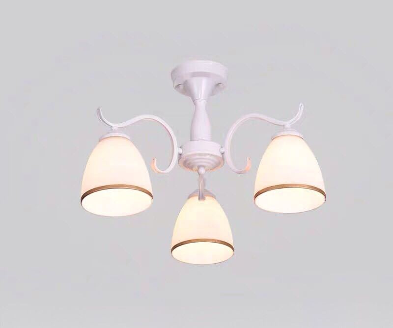 ■E26白熱球、電球型蛍光灯、LED電球使用可能■使用電球：3個（※電球は付属しておりません）■本体サイズ：幅約55 x 高さ30 cm■部品材質：金属、合金、鉄、樹脂、ガラス★取付工事は電気工事士にご相談してください。★購入後のキャンセルは、ご遠慮ください。★検品のため開封してある場合があります。★複数ご注文の場合やお急ぎの場合は必ず事前に納期のお質問をお願いいたします。注意事項1、ランプがつくかどうかの確認をしてから出荷しますので、多少緩衝材がいたんだりします。ご了承ください。プロの職人さんによる手造りランプのため、大きさや色合い、接合部分など機械的に作ったものとは違って、一つ一つ違います。アウトレット込みです。2、表記と多少の差異が生じることもござ います。予めご了承の上、お買い求めくださいませ3、ご利用のPC環境により、実際の商品と色が異なる場合がございます。予めご了承ください。4、新品未使用品ですが、外箱に初期からのスレ、剥げ歪みなどあります。5、海外品ですので、気にされる方はご遠慮下さい。6、この商品は、全て手作り手描きの製品のため、商品により重量・形状の歪み・個体差、釉薬の掠れ、 針穴のような凹み、滲み、色とび、黒点、多少の傷・欠け、突起、ざらつき、濃淡差、色ムラなどがある 場合がございますが不良商品ではございません。7、素材の色・風合いなど、ディスプレーにより、一部写真と実物が異なる場合がございますので、あらか じめご了承ください。8、この商品は、購入後発送まで7~9日程度を要しますので、ご理解の上ご購入頂きますようお願い致します，お急ぎの方はご注文をご遠慮ください上記理由の返品交換は承ることが出来ませんので予めご了承くださいませ。