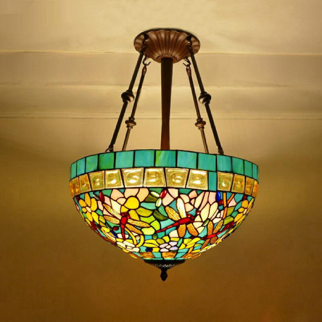 商品説明 サイズ&nbsp;：幅46&nbsp;x高さ56&nbsp;cm&nbsp;ワット数&nbsp;：電球40W&nbsp;x&nbsp;5（E27）素材：ガラス、合金★取付方法：電源直結タイプです、裏側に電線の結線がございます。照明器具は天井でネジを固定する必要です。取付は電線接続が必要なので、専門の資格を持つ工事店、電気店に依頼してください。★取付工事は電気工事士にご相談してください。★在庫は日々変動しておりますので万が一売り切れの場合は注文をキャンセルさせて頂く場合がございます。お早めにご注文お願い致します。★購入後のキャンセルは、ご遠慮ください。★検品のため開封してある場合があります。★複数ご注文の場合やお急ぎの場合は必ず事前に納期のお質問をお願いいたします。注意事項1、ランプがつくかどうかの確認をしてから出荷しますので、多少緩衝材がいたんだりします。ご了承ください。プロの職人さんによる手造りランプのため、大きさや色合い、接合部分など機械的に作ったものとは違って、一つ一つ違います。アウトレット込みです。2、表記と多少の差異が生じることもござ&nbsp;います。予めご了承の上、お買い求めくださいませ3、ご利用のPC環境により、実際の商品と色が異なる場合がございます。予めご了承ください。4、新品未使用品ですが、外箱に初期からのスレ、剥げ歪みなどあります。5、海外品ですので、気にされる方はご遠慮下さい。6、この商品は、全て手作り手描きの製品のため、商品により重量・形状の歪み・個体差、釉薬の掠れ、&nbsp;針穴のような凹み、滲み、色とび、黒点、多少の傷・欠け、突起、ざらつき、濃淡差、色ムラなどがある&nbsp;場合がございますが不良商品ではございません。上記理由の返品交換は承ることが出来ませんので予めご了承くださいませ。 2日前