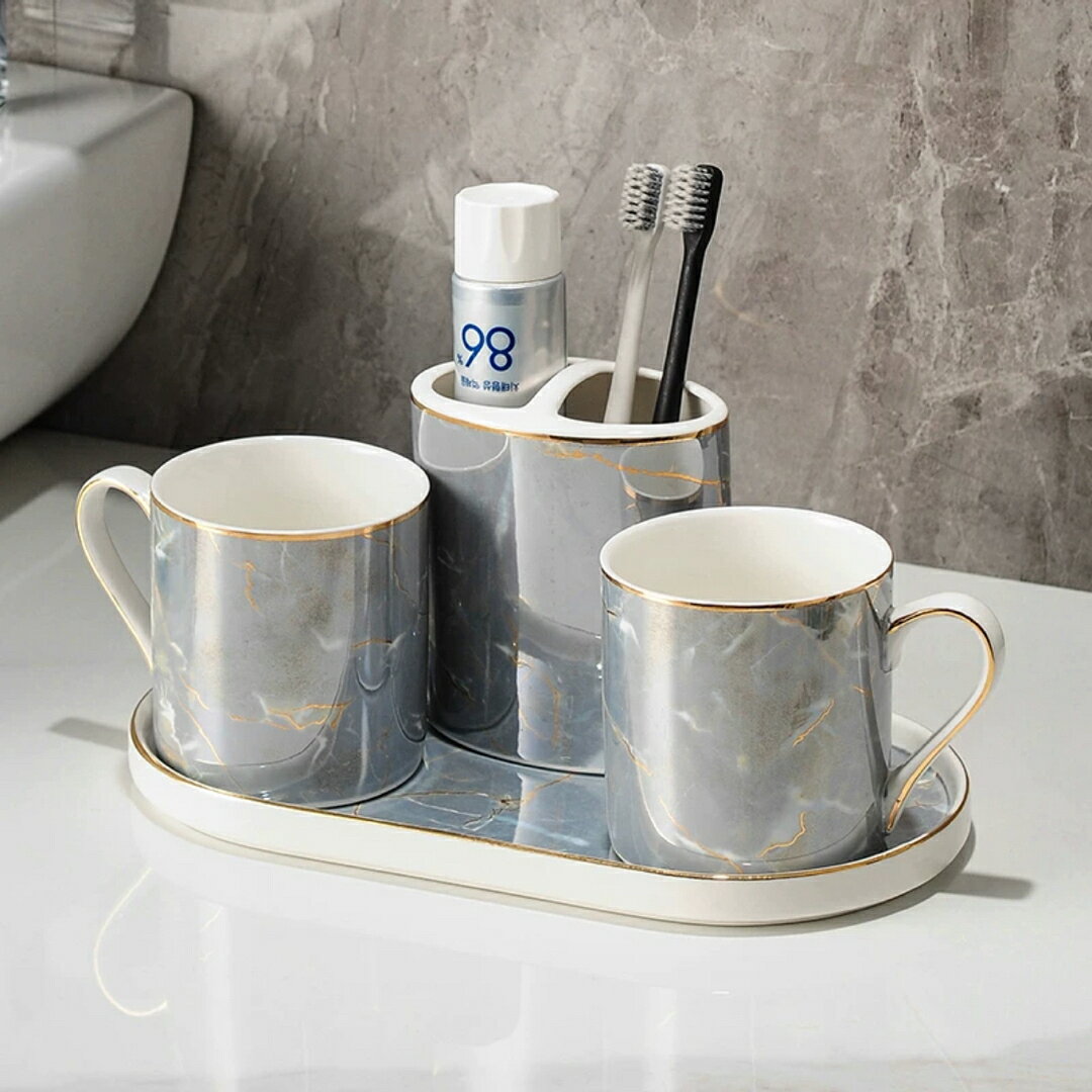 商品説明 ＜セット内容＞歯ブラシスタンドx1点カップx2点トレーx1点材質:陶器◆お客様のご覧になっているモニター等により多少色が異なる場合がございます。あらかじめご了承ください。◆複数ご注文の場合やお急ぎの場合は必ず事前に納期のお質問をお願いいたします。◆サイズの誤差は多少発生します。ご了承下さい。☆☆★★★★★★★★★★★★★☆☆注意事項1丶ご利用のPC環境により、実際の商品と色が異なる場合がございます。予めご了承ください。2丶新品未使用品ですが、外箱に初期からのスレ、剥げ歪みなどあります。3丶ご注文完了後、お客様都合による交換キャンセル及び不良品以外のご返品ご交換はお受け致しておりません。4丶梱包材のみの損傷や、お客様のイメージ違いによる性能、色、形、サイズの違い、ご注文間違い等による返品もお受けできません。5、配送なので軽微な傷などがつく場合がありますので、&nbsp;神経質な方のご購入はご遠慮ください。6、ご使用する前に、製品によって、お客様ご自身が簡単な組み合わせする必要の場合がございます。7丶品質に極端なこだわりをお持ちの方、極端に神経質な方はご購入ご遠慮ください，返品は対応していません8丶この商品は、全て手作り手描きの製品のため、商品により重量・形状の歪み・個体差、釉薬の掠れ、&nbsp;針穴のような凹み、滲み、色とび、黒点、多少の傷・欠け、突起、ざらつき、濃淡差、色ムラなどがある&nbsp;場合がございますが不良商品ではございません。上記理由の返品交換は承ることが出来ませんので予めご了承くださいませ。&nbsp; 20日前