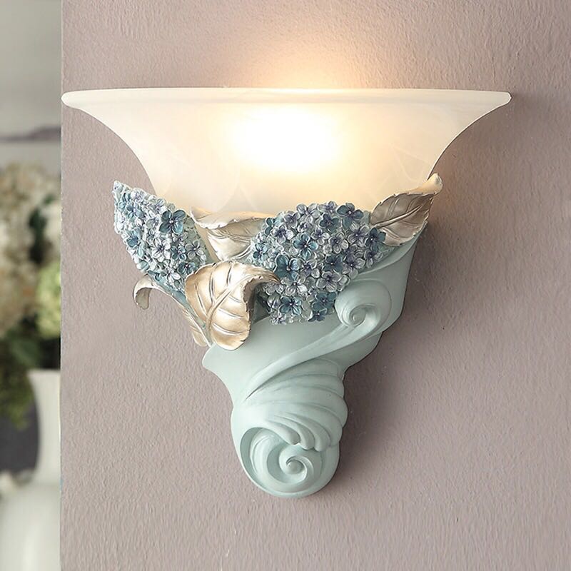 美しいガラスはどこから見ても華やかで美しい。繊細な造りの素敵なステンドランプ消灯時も素敵なインテリアになりますねサイズ：幅約30cmx高さ32cmワット数 ：電球40W×1個（E26）素材：ステンドグラス、樹脂、合金、鉄使用可能電球:LED...