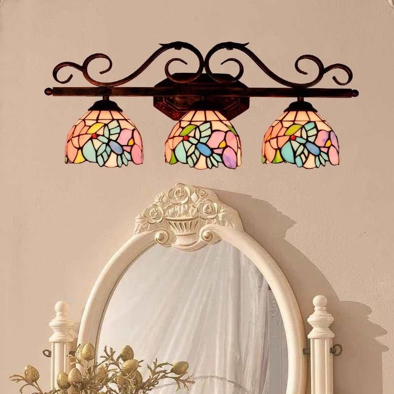 美しいガラスはどこから見ても華やかで美しい。繊細な造りの素敵なステンドランプ消灯時も素敵なインテリアになりますねサイズ：幅約63.5cmx高さ27cmワット数 ：電球40W×3個（E26）素材：ステンドグラス、樹脂、合金、鉄使用可能電球:L...