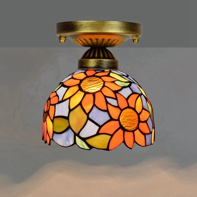 美しいガラスはどこから見ても華やかで美しい。繊細な造りの素敵なステンドランプ消灯時も素敵なインテリアになりますねサイズ ：約 直径20cmワット数 ：　電球40W×1個（E26）素材：ガラス、樹脂、合金、鉄■E26白熱球、電球型蛍光灯、LED電球使用可能（※電球は付属しておりません）★在庫は日々変動しておりますので万が一売り切れの場合は注文をキャンセルさせて頂く場合がございます。お早めにご注文お願い致します。★購入後のキャンセルは、ご遠慮ください。★検品のため開封してある場合があります。★在庫状況により、お届けまでお時間が掛かる場合がございます。また、生産中止等の理由でお届け出来ない場合がございます。★複数ご注文の場合やお急ぎの場合は必ず事前に納期のお質問をお願いいたします。注意事項1、ランプがつくかどうかの確認をしてから出荷しますので、多少緩衝材がいたんだりします。ご了承ください。プロの職人さんによる手造りランプのため、大きさや色合い、接合部分など機械的に作ったものとは違って、一つ一つ違います。アウトレット込みです。2、表記と多少の差異が生じることもござ います。予めご了承の上、お買い求めくださいませ3、ご利用のPC環境により、実際の商品と色が異なる場合がございます。予めご了承ください。4、新品未使用品ですが、外箱に初期からのスレ、剥げ歪みなどあります。5、海外品ですので、気にされる方はご遠慮下さい。6、この商品は、全て手作り手描きの製品のため、商品により重量・形状の歪み・個体差、釉薬の掠れ、 針穴のような凹み、滲み、色とび、黒点、多少の傷・欠け、突起、ざらつき、濃淡差、色ムラなどがある 場合がございますが不良商品ではございません。7、素材の色・風合いなど、ディスプレーにより、一部写真と実物が異なる場合がございますので、あらか じめご了承ください。8、この商品は、購入後発送まで7日程度を要しますので、ご理解の上ご購入頂きますようお願い致します，お急ぎの方はご注文をご遠慮ください上記理由の返品交換は承ることが出来ませんので予めご了承くださいませ。