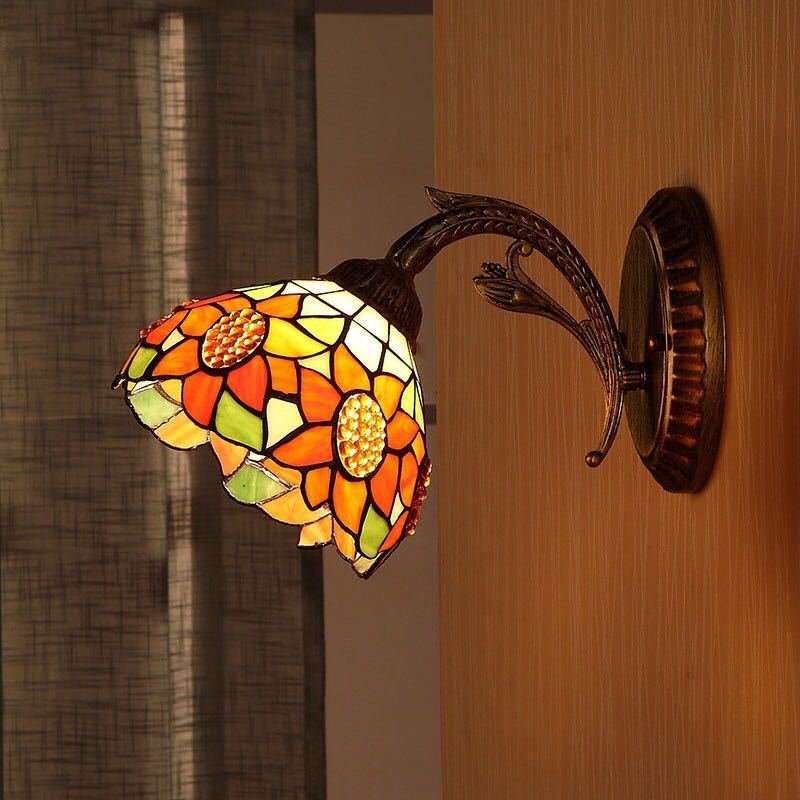 美しいガラスはどこから見ても華やかで美しい。繊細な造りの素敵なステンドランプ消灯時も素敵なインテリアになりますねサイズ：幅約20cmx高さ25cmワット数 ：電球40W×1個（E26）素材：ステンドグラス、樹脂、合金、鉄使用可能電球:LED...