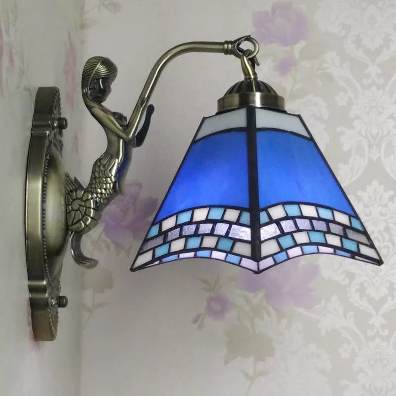 美しいガラスはどこから見ても華やかで美しい。繊細な造りの素敵なステンドランプ消灯時も素敵なインテリアになりますねサイズ：幅約30 x高さ28cmワット数 ：電球40W×1個（E26）素材：ステンドグラス、樹脂、合金、鉄使用可能電球:LED電球、白熱球、電球型蛍光灯等★取付工事は電気工事士にご相談してください。★在庫は日々変動しておりますので万が一売り切れの場合は注文をキャンセルさせて頂く場合がございます。お早めにご注文お願い致します。★検品のため開封してある場合があります。★在庫状況により、お届けまでお時間が掛かる場合がございます。また、生産中止等の理由でお届け出来ない場合がございます。★複数ご注文の場合やお急ぎの場合は必ず事前に納期のお質問をお願いいたします。★当店では製品のサポートは行っておりませんので使用法など説明できない場合もございますのでご了承ください。★本品は輸入品の為、外箱にへこみ・傷等ある場合がございますが商品に関しては問題ありません。★こちらの商品は完全防水ではございません。外灯として使用した場合、雨風等で故障する可能性がございます。原則室内用としてご使用下さい注意事項1、ランプがつくかどうかの確認をしてから出荷しますので、多少緩衝材がいたんだりします。ご了承ください。プロの職人さんによる手造りランプのため、大きさや色合い、接合部分など機械的に作ったものとは違って、一つ一つ違います。アウトレット込みです。2、表記と多少の差異が生じることもござ います。予めご了承の上、お買い求めくださいませ3、ご利用のPC環境により、実際の商品と色が異なる場合がございます。予めご了承ください。4、新品未使用品ですが、外箱に初期からのスレ、剥げ歪みなどあります。5、海外品ですので、気にされる方はご遠慮下さい。6、この商品は、全て手作り手描きの製品のため、商品により重量・形状の歪み・個体差、釉薬の掠れ、 針穴のような凹み、滲み、色とび、黒点、多少の傷・欠け、突起、ざらつき、濃淡差、色ムラなどがある 場合がございますが不良商品ではございません。7、素材の色・風合いなど、ディスプレーにより、一部写真と実物が異なる場合がございますので、あらか じめご了承ください。8、この商品は、購入後発送まで9日程度を要しますので、ご理解の上ご購入頂きますようお願い致します，お急ぎの方はご注文をご遠慮ください上記理由の返品交換は承ることが出来ませんので予めご了承くださいませ。