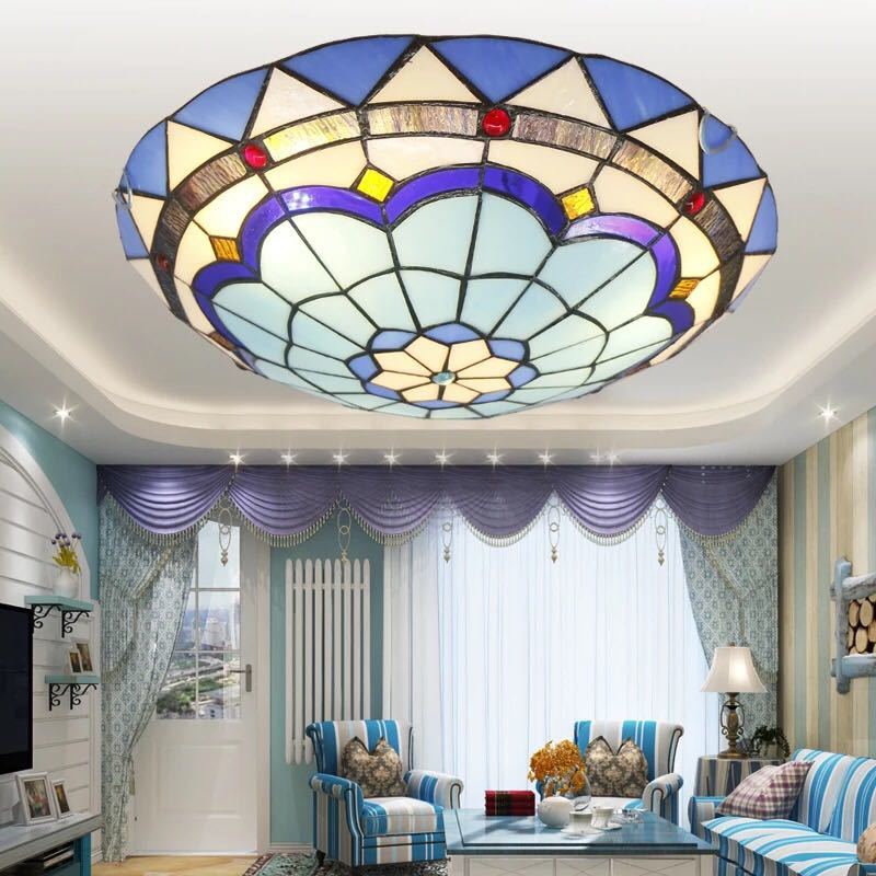 美しいガラスはどこから見ても華やかで美しい。繊細な造りの素敵なステンドランプ消灯時も素敵なインテリアになりますねサイズ：直径約40cmワット数 ：　電球40W×2個（E26）素材：ガラス、樹脂、合金、鉄★取付工事は電気工事士にご相談してください。★在庫は日々変動しておりますので万が一売り切れの場合は注文をキャンセルさせて頂く場合がございます。お早めにご注文お願い致します。★購入後のキャンセルは、ご遠慮ください。★検品のため開封してある場合があります。★在庫状況により、お届けまでお時間が掛かる場合がございます。また、生産中止等の理由でお届け出来ない場合がございます。★複数ご注文の場合やお急ぎの場合は必ず事前に納期のお質問をお願いいたします。注意事項1、ランプがつくかどうかの確認をしてから出荷しますので、多少緩衝材がいたんだりします。ご了承ください。プロの職人さんによる手造りランプのため、大きさや色合い、接合部分など機械的に作ったものとは違って、一つ一つ違います。アウトレット込みです。2、表記と多少の差異が生じることもござ います。予めご了承の上、お買い求めくださいませ3、ご利用のPC環境により、実際の商品と色が異なる場合がございます。予めご了承ください。4、新品未使用品ですが、外箱に初期からのスレ、剥げ歪みなどあります。5、海外品ですので、気にされる方はご遠慮下さい。6、この商品は、全て手作り手描きの製品のため、商品により重量・形状の歪み・個体差、釉薬の掠れ、 針穴のような凹み、滲み、色とび、黒点、多少の傷・欠け、突起、ざらつき、濃淡差、色ムラなどがある 場合がございますが不良商品ではございません。7、素材の色・風合いなど、ディスプレーにより、一部写真と実物が異なる場合がございますので、あらか じめご了承ください。8、この商品は、購入後発送まで8日程度を要しますので、ご理解の上ご購入頂きますようお願い致します，お急ぎの方はご注文をご遠慮ください上記理由の返品交換は承ることが出来ませんので予めご了承くださいませ。