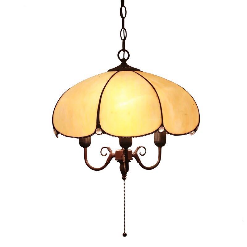 美しいガラスはどこから見ても華やかで美しい。繊細な造りの素敵なステンドランプ消灯時も素敵なインテリアになりますねサイズ：直径約40~45cmワット数 ：　電球40W×3個（E26）素材：ガラス、樹脂、合金、鉄★取付工事は電気工事士にご相談してください。★在庫は日々変動しておりますので万が一売り切れの場合は注文をキャンセルさせて頂く場合がございます。お早めにご注文お願い致します。★購入後のキャンセルは、ご遠慮ください。★検品のため開封してある場合があります。★在庫状況により、お届けまでお時間が掛かる場合がございます。また、生産中止等の理由でお届け出来ない場合がございます。★複数ご注文の場合やお急ぎの場合は必ず事前に納期のお質問をお願いいたします。注意事項1、ランプがつくかどうかの確認をしてから出荷しますので、多少緩衝材がいたんだりします。ご了承ください。プロの職人さんによる手造りランプのため、大きさや色合い、接合部分など機械的に作ったものとは違って、一つ一つ違います。アウトレット込みです。2、表記と多少の差異が生じることもござ います。予めご了承の上、お買い求めくださいませ3、ご利用のPC環境により、実際の商品と色が異なる場合がございます。予めご了承ください。4、新品未使用品ですが、外箱に初期からのスレ、剥げ歪みなどあります。5、海外品ですので、気にされる方はご遠慮下さい。6、この商品は、全て手作り手描きの製品のため、商品により重量・形状の歪み・個体差、釉薬の掠れ、 針穴のような凹み、滲み、色とび、黒点、多少の傷・欠け、突起、ざらつき、濃淡差、色ムラなどがある 場合がございますが不良商品ではございません。7、素材の色・風合いなど、ディスプレーにより、一部写真と実物が異なる場合がございますので、あらか じめご了承ください。8、この商品は、購入後発送まで8日程度を要しますので、ご理解の上ご購入頂きますようお願い致します，お急ぎの方はご注文をご遠慮ください上記理由の返品交換は承ることが出来ませんので予めご了承くださいませ。