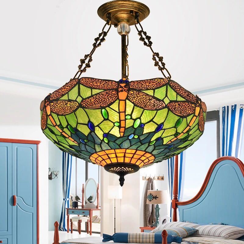 美しいガラスはどこから見ても華やかで美しい。繊細な造りの素敵なステンドランプ消灯時も素敵なインテリアになりますねサイズ ：約 幅50cmワット数 ：電球60W×5個（E26）素材：ガラス、樹脂、合金、鉄★取付工事は電気工事士にご相談してください。★在庫は日々変動しておりますので万が一売り切れの場合は注文をキャンセルさせて頂く場合がございます。お早めにご注文お願い致します。★購入後のキャンセルは、ご遠慮ください。★検品のため開封してある場合があります。★在庫状況により、お届けまでお時間が掛かる場合がございます。また、生産中止等の理由でお届け出来ない場合がございます。★複数ご注文の場合やお急ぎの場合は必ず事前に納期のお質問をお願いいたします。注意事項1、ランプがつくかどうかの確認をしてから出荷しますので、多少緩衝材がいたんだりします。ご了承ください。プロの職人さんによる手造りランプのため、大きさや色合い、接合部分など機械的に作ったものとは違って、一つ一つ違います。アウトレット込みです。2、表記と多少の差異が生じることもござ います。予めご了承の上、お買い求めくださいませ3、ご利用のPC環境により、実際の商品と色が異なる場合がございます。予めご了承ください。4、新品未使用品ですが、外箱に初期からのスレ、剥げ歪みなどあります。5、海外品ですので、気にされる方はご遠慮下さい。6、この商品は、全て手作り手描きの製品のため、商品により重量・形状の歪み・個体差、釉薬の掠れ、 針穴のような凹み、滲み、色とび、黒点、多少の傷・欠け、突起、ざらつき、濃淡差、色ムラなどがある 場合がございますが不良商品ではございません。7、素材の色・風合いなど、ディスプレーにより、一部写真と実物が異なる場合がございますので、あらか じめご了承ください。8、この商品は、購入後発送まで7~10日程度を要しますので、ご理解の上ご購入頂きますようお願い致します，お急ぎの方はご注文をご遠慮ください上記理由の返品交換は承ることが出来ませんので予めご了承くださいませ。