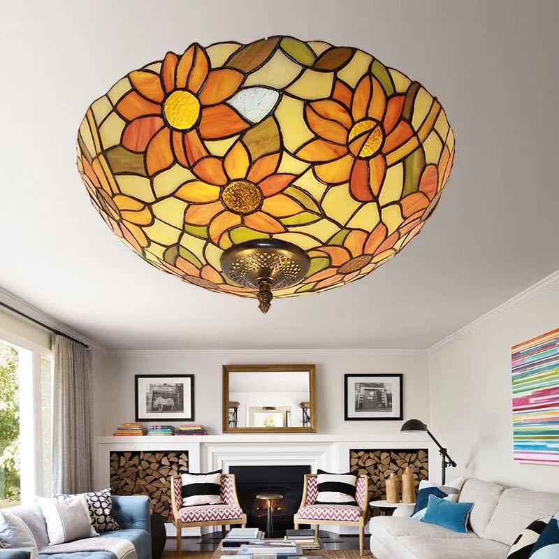 美しいガラスはどこから見ても華やかで美しい。繊細な造りの素敵なステンドランプ消灯時も素敵なインテリアになりますねサイズ ：約 幅40 x 高さ10 (cm)ワット数 ：電球60W×3個（E26）素材：ガラス、樹脂、合金、鉄★取付工事は電気工事士にご相談してください。★在庫は日々変動しておりますので万が一売り切れの場合は注文をキャンセルさせて頂く場合がございます。お早めにご注文お願い致します。★購入後のキャンセルは、ご遠慮ください。★検品のため開封してある場合があります。★在庫状況により、お届けまでお時間が掛かる場合がございます。また、生産中止等の理由でお届け出来ない場合がございます。★複数ご注文の場合やお急ぎの場合は必ず事前に納期のお質問をお願いいたします。注意事項1、ランプがつくかどうかの確認をしてから出荷しますので、多少緩衝材がいたんだりします。ご了承ください。プロの職人さんによる手造りランプのため、大きさや色合い、接合部分など機械的に作ったものとは違って、一つ一つ違います。アウトレット込みです。2、表記と多少の差異が生じることもござ います。予めご了承の上、お買い求めくださいませ3、ご利用のPC環境により、実際の商品と色が異なる場合がございます。予めご了承ください。4、新品未使用品ですが、外箱に初期からのスレ、剥げ歪みなどあります。5、海外品ですので、気にされる方はご遠慮下さい。6、この商品は、全て手作り手描きの製品のため、商品により重量・形状の歪み・個体差、釉薬の掠れ、 針穴のような凹み、滲み、色とび、黒点、多少の傷・欠け、突起、ざらつき、濃淡差、色ムラなどがある 場合がございますが不良商品ではございません。7、素材の色・風合いなど、ディスプレーにより、一部写真と実物が異なる場合がございますので、あらか じめご了承ください。8、この商品は、購入後発送まで7~10日程度を要しますので、ご理解の上ご購入頂きますようお願い致します，お急ぎの方はご注文をご遠慮ください上記理由の返品交換は承ることが出来ませんので予めご了承くださいませ。