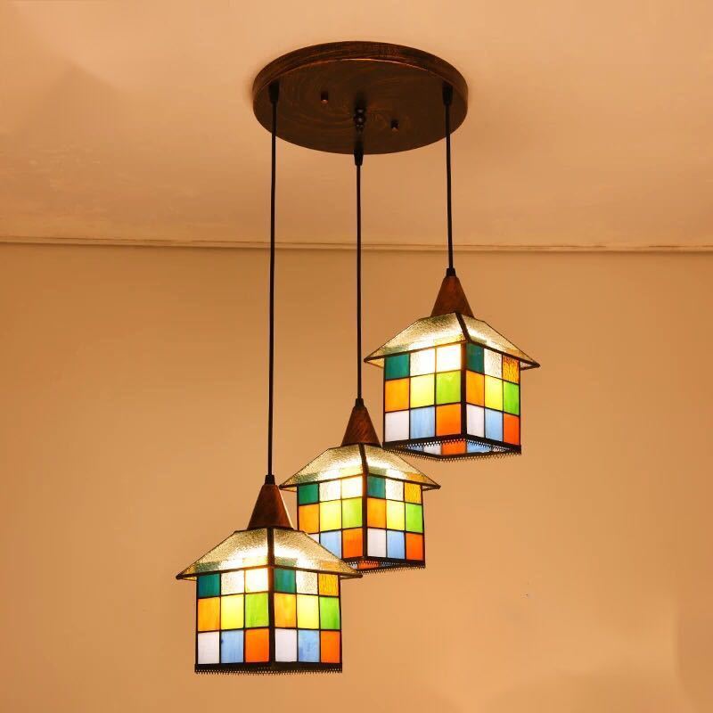 美しいガラスはどこから見ても華やかで美しい。繊細な造りの素敵なステンドランプ消灯時も素敵なインテリアになりますねサイズ ：約 幅30 x 長さ70 (cm)ワット数 ：電球60W×3個（E26）素材：ガラス、樹脂、合金、鉄★取付工事は電気工事士にご相談してください。★在庫は日々変動しておりますので万が一売り切れの場合は注文をキャンセルさせて頂く場合がございます。お早めにご注文お願い致します。★購入後のキャンセルは、ご遠慮ください。★検品のため開封してある場合があります。★在庫状況により、お届けまでお時間が掛かる場合がございます。また、生産中止等の理由でお届け出来ない場合がございます。★複数ご注文の場合やお急ぎの場合は必ず事前に納期のお質問をお願いいたします。注意事項1、ランプがつくかどうかの確認をしてから出荷しますので、多少緩衝材がいたんだりします。ご了承ください。プロの職人さんによる手造りランプのため、大きさや色合い、接合部分など機械的に作ったものとは違って、一つ一つ違います。アウトレット込みです。2、表記と多少の差異が生じることもござ います。予めご了承の上、お買い求めくださいませ3、ご利用のPC環境により、実際の商品と色が異なる場合がございます。予めご了承ください。4、新品未使用品ですが、外箱に初期からのスレ、剥げ歪みなどあります。5、海外品ですので、気にされる方はご遠慮下さい。6、この商品は、全て手作り手描きの製品のため、商品により重量・形状の歪み・個体差、釉薬の掠れ、 針穴のような凹み、滲み、色とび、黒点、多少の傷・欠け、突起、ざらつき、濃淡差、色ムラなどがある 場合がございますが不良商品ではございません。7、素材の色・風合いなど、ディスプレーにより、一部写真と実物が異なる場合がございますので、あらか じめご了承ください。8、この商品は、購入後発送まで7~10日程度を要しますので、ご理解の上ご購入頂きますようお願い致します，お急ぎの方はご注文をご遠慮ください上記理由の返品交換は承ることが出来ませんので予めご了承くださいませ。