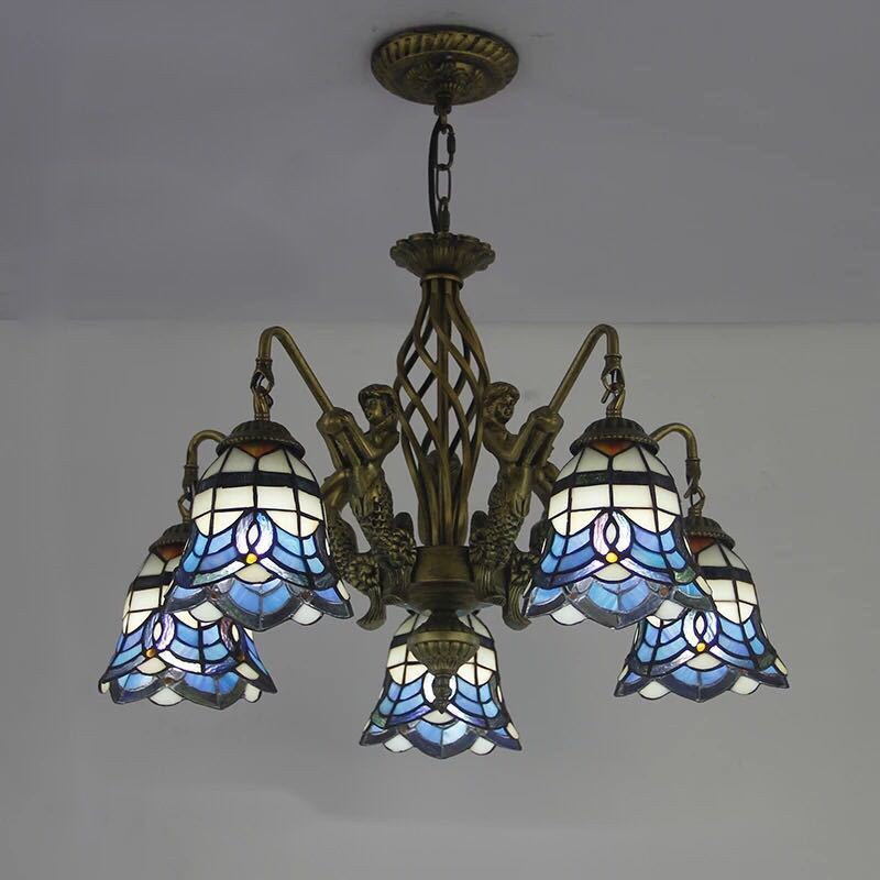 美しいガラスはどこから見ても華やかで美しい。繊細な造りの素敵なステンドランプ消灯時も素敵なインテリアになりますねサイズ ：約 幅62 x 高さ40 (cm)ワット数 ：電球60W×5個（E26）素材：ガラス、樹脂、合金、鉄★取付工事は電気工事士にご相談してください。★在庫は日々変動しておりますので万が一売り切れの場合は注文をキャンセルさせて頂く場合がございます。お早めにご注文お願い致します。★購入後のキャンセルは、ご遠慮ください。★検品のため開封してある場合があります。★在庫状況により、お届けまでお時間が掛かる場合がございます。また、生産中止等の理由でお届け出来ない場合がございます。★複数ご注文の場合やお急ぎの場合は必ず事前に納期のお質問をお願いいたします。注意事項1、ランプがつくかどうかの確認をしてから出荷しますので、多少緩衝材がいたんだりします。ご了承ください。プロの職人さんによる手造りランプのため、大きさや色合い、接合部分など機械的に作ったものとは違って、一つ一つ違います。アウトレット込みです。2、表記と多少の差異が生じることもござ います。予めご了承の上、お買い求めくださいませ3、ご利用のPC環境により、実際の商品と色が異なる場合がございます。予めご了承ください。4、新品未使用品ですが、外箱に初期からのスレ、剥げ歪みなどあります。5、海外品ですので、気にされる方はご遠慮下さい。6、この商品は、全て手作り手描きの製品のため、商品により重量・形状の歪み・個体差、釉薬の掠れ、 針穴のような凹み、滲み、色とび、黒点、多少の傷・欠け、突起、ざらつき、濃淡差、色ムラなどがある 場合がございますが不良商品ではございません。7、素材の色・風合いなど、ディスプレーにより、一部写真と実物が異なる場合がございますので、あらか じめご了承ください。8、この商品は、購入後発送まで7~10日程度を要しますので、ご理解の上ご購入頂きますようお願い致します，お急ぎの方はご注文をご遠慮ください上記理由の返品交換は承ることが出来ませんので予めご了承くださいませ。