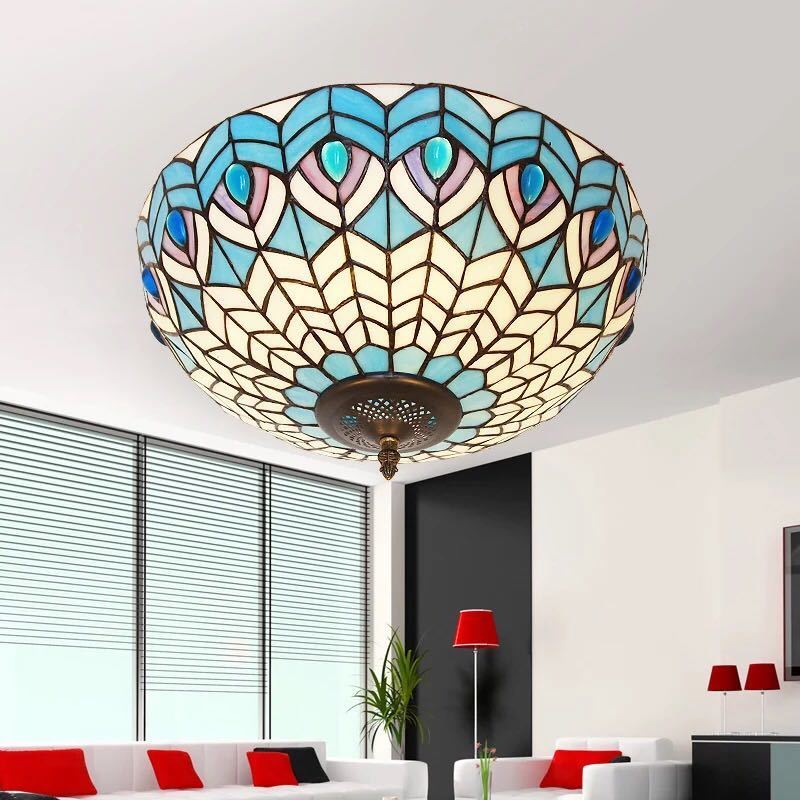 美しいガラスはどこから見ても華やかで美しい。繊細な造りの素敵なステンドランプ消灯時も素敵なインテリアになりますねサイズ ：約 幅40 x 高さ10 (cm)ワット数 ：電球60W×3個（E26）素材：ガラス、樹脂、合金、鉄★取付工事は電気工...