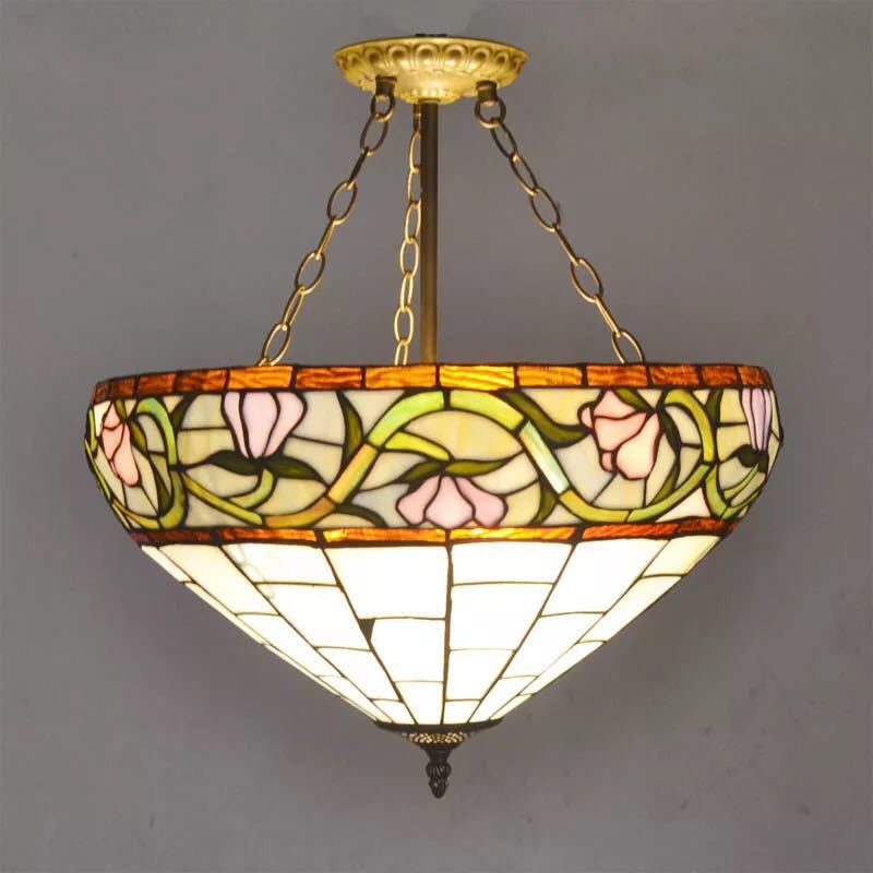 美しいガラスはどこから見ても華やかで美しい。繊細な造りの素敵なステンドランプ消灯時も素敵なインテリアになりますねサイズ ：約 幅45 x 高さ45(cm)ワット数 ： 電球60W×3個（E26）素材：ガラス、樹脂、合金、鉄★取付工事は電気工...