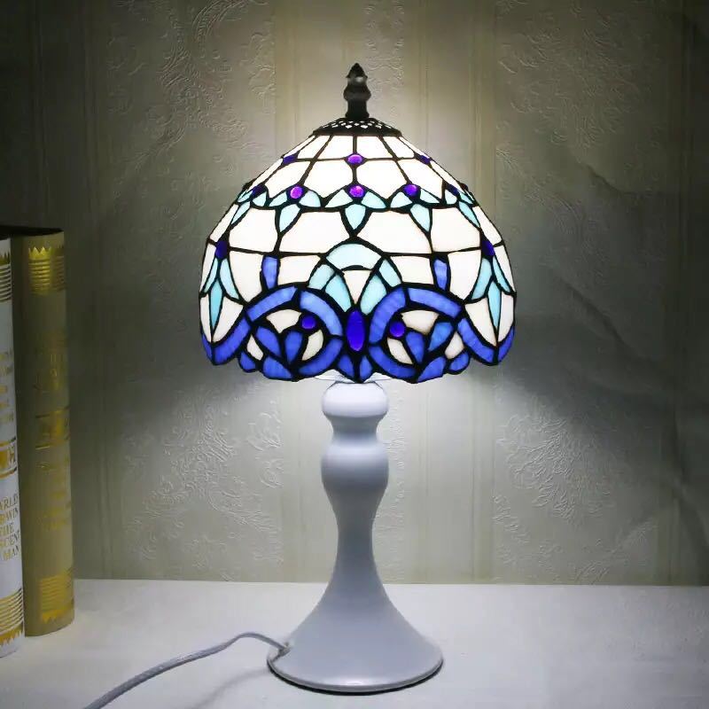 美しいガラスはどこから見ても華やかで美しい。繊細な造りの素敵なステンドランプ消灯時も素敵なインテリアになりますねサイズ ：約 幅20 x 高さ38（cm）ワット数 ：　電球40W×1個（E26）素材：ガラス、樹脂、合金、鉄★在庫は日々変動しておりますので万が一売り切れの場合は注文をキャンセルさせて頂く場合がございます。お早めにご注文お願い致します。★購入後のキャンセルは、ご遠慮ください。★検品のため開封してある場合があります。★在庫状況により、お届けまでお時間が掛かる場合がございます。また、生産中止等の理由でお届け出来ない場合がございます。★複数ご注文の場合やお急ぎの場合は必ず事前に納期のお質問をお願いいたします。注意事項1、ランプがつくかどうかの確認をしてから出荷しますので、多少緩衝材がいたんだりします。ご了承ください。プロの職人さんによる手造りランプのため、大きさや色合い、接合部分など機械的に作ったものとは違って、一つ一つ違います。アウトレット込みです。2、表記と多少の差異が生じることもござ います。予めご了承の上、お買い求めくださいませ3、ご利用のPC環境により、実際の商品と色が異なる場合がございます。予めご了承ください。4、新品未使用品ですが、外箱に初期からのスレ、剥げ歪みなどあります。5、海外品ですので、気にされる方はご遠慮下さい。6、この商品は、全て手作り手描きの製品のため、商品により重量・形状の歪み・個体差、釉薬の掠れ、 針穴のような凹み、滲み、色とび、黒点、多少の傷・欠け、突起、ざらつき、濃淡差、色ムラなどがある 場合がございますが不良商品ではございません。7、素材の色・風合いなど、ディスプレーにより、一部写真と実物が異なる場合がございますので、あらか じめご了承ください。8、この商品は、購入後発送まで7~10日程度を要しますので、ご理解の上ご購入頂きますようお願い致します，お急ぎの方はご注文をご遠慮ください上記理由の返品交換は承ることが出来ませんので予めご了承くださいませ。