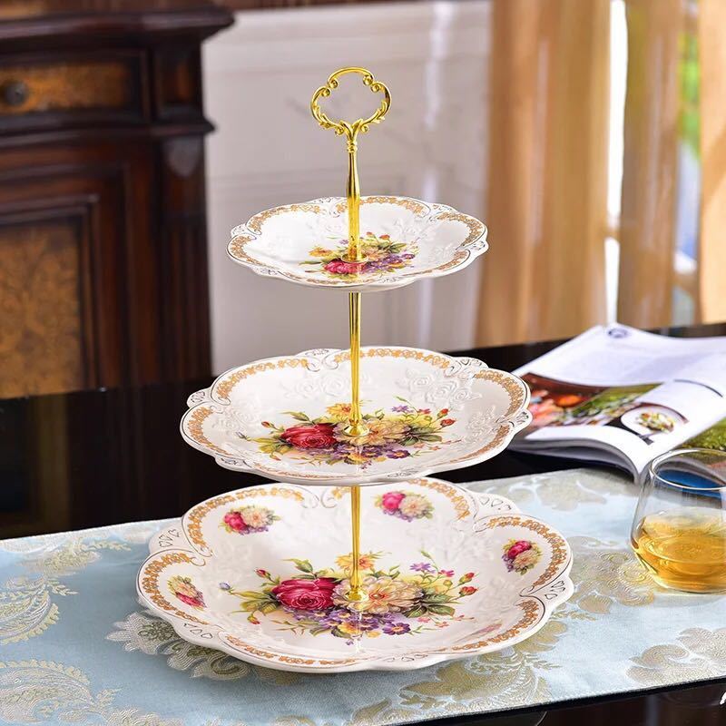 シンプルで使いやすい、陶器のケーキスタンドです。アフタヌーンティーやパーティーに、お菓子やフィンガーフード、お花などを載せてサーブしましょう。テーブルがとても華やかになります♪プレート(大)： Φ29cmプレート(中)： Φ23cmプレート(中)： Φ17cm■材質：プレート陶器磁器支柱：合金パッキン：シリコンワッシャー、ネジ：ステンレ★在庫は日々変動しておりますので万が一売り切れの場合は注文をキャンセルさせて頂く場合がございます。お早めにご注文お願い致します。★購入後のキャンセルは、ご遠慮ください。★検品のため開封してある場合があります。★在庫状況により、お届けまでお時間が掛かる場合がございます。また、生産中止等の理由でお届け出来ない場合がございます。★複数ご注文の場合やお急ぎの場合は必ず事前に納期のお質問をお願いいたします。注意事項1、ご利用のPC環境により、実際の商品と色が異なる場合がございます。予めご了承ください。2、新品未使用品ですが、外箱に初期からのスレ、剥げ歪みなどあります。3、海外品ですので、気にされる方はご遠慮下さい。4、この商品は、購入後発送まで8~10日程度を要しますので、ご理解の上ご購入頂きますようお願い致します5、この商品は、全て手作り手描きの製品のため、商品により重量・形状の歪み・個体差、釉薬の掠れ、 針穴のような凹み、滲み、色とび、黒点、多少の傷・欠け、突起、ざらつき、濃淡差、色ムラなどがある 場合がございますが不良商品ではございません。素材の色・風合いなど、ディスプレーにより、一部写真と実物が異なる場合がございますので、あらか じめご了承ください。上記理由の返品交換は承ることが出来ませんので予めご了承くださいませ。