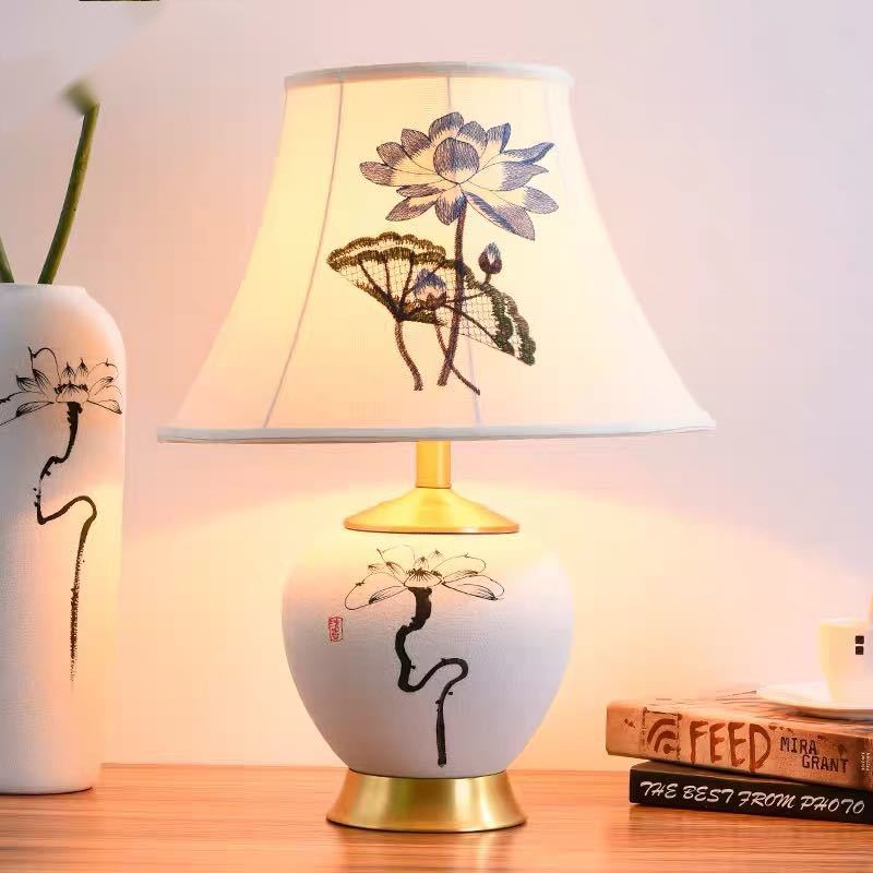 【商品仕様】■個口数：1 （〜40Wまで対応）■E26白熱球、電球型蛍光灯、LED電球使用可能■使用電球：1個（※電球は付属しておりません）■商品外寸：幅約38 × 高さ約55 (cm)部品材質：金属、合金、樹脂、陶器※サイズの誤差は多少発...