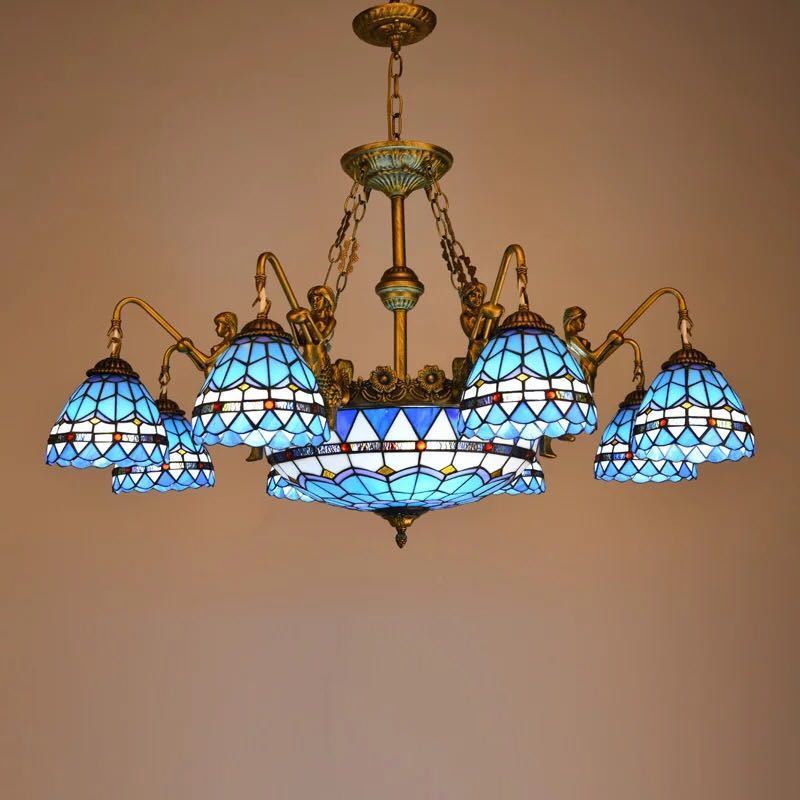 美しいガラスはどこから見ても華やかで美しい。繊細な造りの素敵なステンドランプ消灯時も素敵なインテリアになりますねサイズ ：約 幅90 x 高さ95 (cm）ワット数 ：電球40W〜60W×11個（E26）素材：ガラス、樹脂、合金、鉄★取付工...