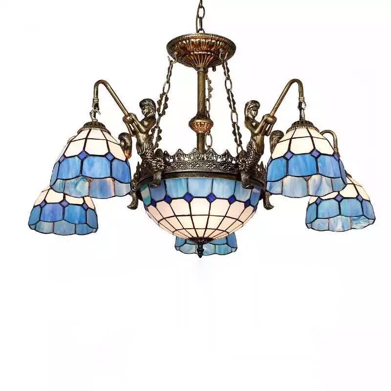 美しいガラスはどこから見ても華やかで美しい。繊細な造りの素敵なステンドランプ消灯時も素敵なインテリアになりますねサイズ ：約 幅80 x 高さ60 (cm）ワット数 ：電球60W×8個（E26）素材：ガラス、樹脂、合金、鉄★取付工事は電気工事士にご相談してください。★購入後のキャンセルは、ご遠慮ください。★検品のため開封してある場合があります。★複数ご注文の場合やお急ぎの場合は必ず事前に納期のお質問をお願いいたします。注意事項1、ランプがつくかどうかの確認をしてから出荷しますので、多少緩衝材がいたんだりします。ご了承ください。プロの職人さんによる手造りランプのため、大きさや色合い、接合部分など機械的に作ったものとは違って、一つ一つ違います。アウトレット込みです。2、表記と多少の差異が生じることもござ います。予めご了承の上、お買い求めくださいませ3、ご利用のPC環境により、実際の商品と色が異なる場合がございます。予めご了承ください。4、新品未使用品ですが、外箱に初期からのスレ、剥げ歪みなどあります。5、海外品ですので、気にされる方はご遠慮下さい。6、この商品は、全て手作り手描きの製品のため、商品により重量・形状の歪み・個体差、釉薬の掠れ、 針穴のような凹み、滲み、色とび、黒点、多少の傷・欠け、突起、ざらつき、濃淡差、色ムラなどがある 場合がございますが不良商品ではございません。7、素材の色・風合いなど、ディスプレーにより、一部写真と実物が異なる場合がございますので、あらか じめご了承ください。8、この商品は、購入後発送まで7~10日程度を要しますので、ご理解の上ご購入頂きますようお願い致します，お急ぎの方はご注文をご遠慮ください上記理由の返品交換は承ることが出来ませんので予めご了承くださいませ。