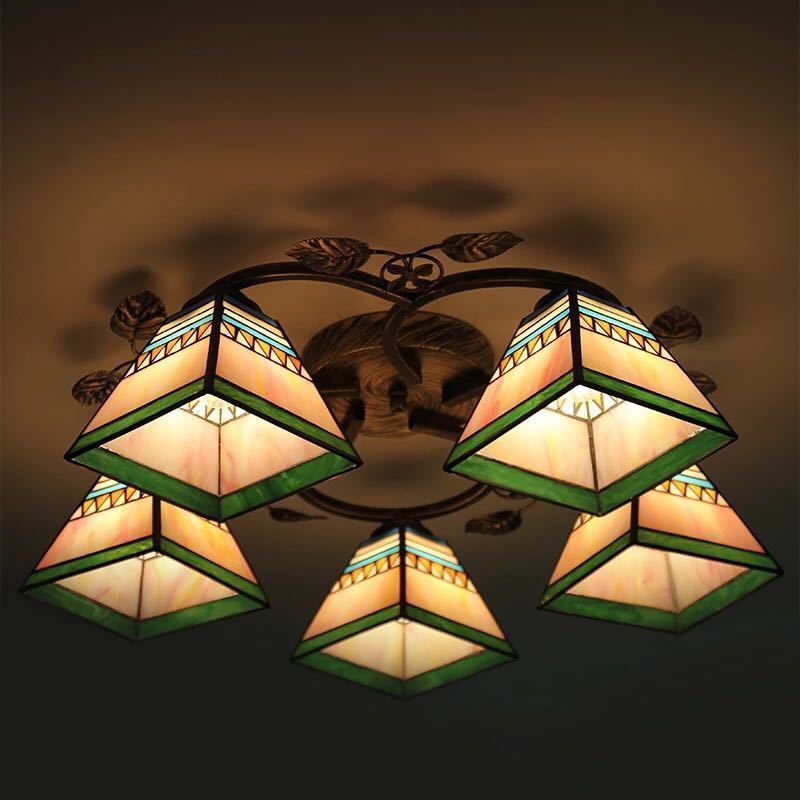 美しいガラスはどこから見ても華やかで美しい。繊細な造りの素敵なステンドランプ消灯時も素敵なインテリアになりますねサイズ ：約 幅65 x 高さ20 (cm）ワット数 ：電球60W×5個（E26）素材：ガラス、樹脂、合金、鉄★取付工事は電気工...