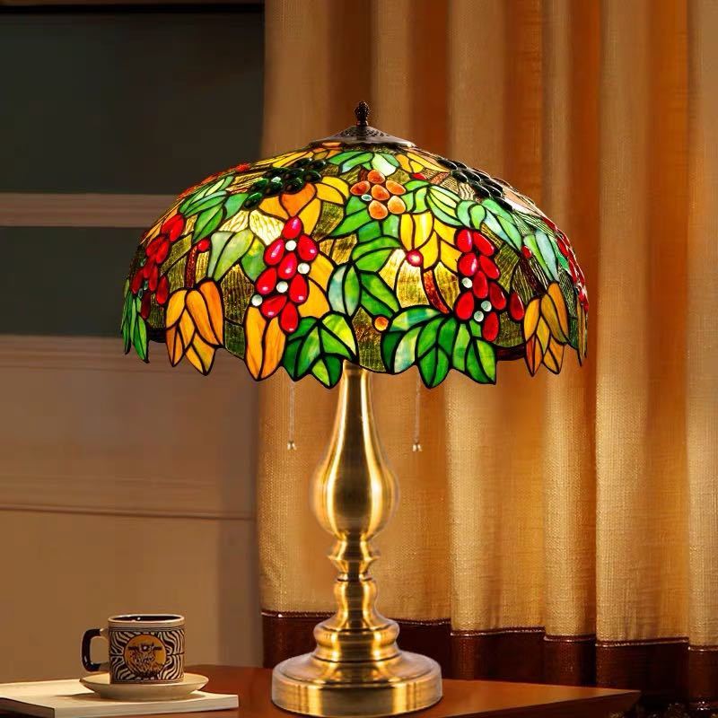 美しいガラスはどこから見ても華やかで美しい。繊細な造りの素敵なステンドランプ消灯時も素敵なインテリアになりますねサイズ ：約 幅50 x 高さ60 （cm）ワット数 ： 電球40W×3個（E26）素材：ガラス、樹脂、合金、鉄、銅★購入後のキャンセルは、ご遠慮ください。★検品のため開封してある場合があります。★複数ご注文の場合やお急ぎの場合は必ず事前に納期のお質問をお願いいたします。注意事項1、ランプがつくかどうかの確認をしてから出荷しますので、多少緩衝材がいたんだりします。ご了承ください。プロの職人さんによる手造りランプのため、大きさや色合い、接合部分など機械的に作ったものとは違って、一つ一つ違います。アウトレット込みです。2、表記と多少の差異が生じることもござ います。予めご了承の上、お買い求めくださいませ3、ご利用のPC環境により、実際の商品と色が異なる場合がございます。予めご了承ください。4、新品未使用品ですが、外箱に初期からのスレ、剥げ歪みなどあります。5、海外品ですので、気にされる方はご遠慮下さい。6、この商品は、全て手作り手描きの製品のため、商品により重量・形状の歪み・個体差、釉薬の掠れ、 針穴のような凹み、滲み、色とび、黒点、多少の傷・欠け、突起、ざらつき、濃淡差、色ムラなどがある 場合がございますが不良商品ではございません。7、素材の色・風合いなど、ディスプレーにより、一部写真と実物が異なる場合がございますので、あらか じめご了承ください。8、この商品は、購入後発送まで7~10日程度を要しますので、ご理解の上ご購入頂きますようお願い致します，お急ぎの方はご注文をご遠慮ください上記理由の返品交換は承ることが出来ませんので予めご了承くださいませ。