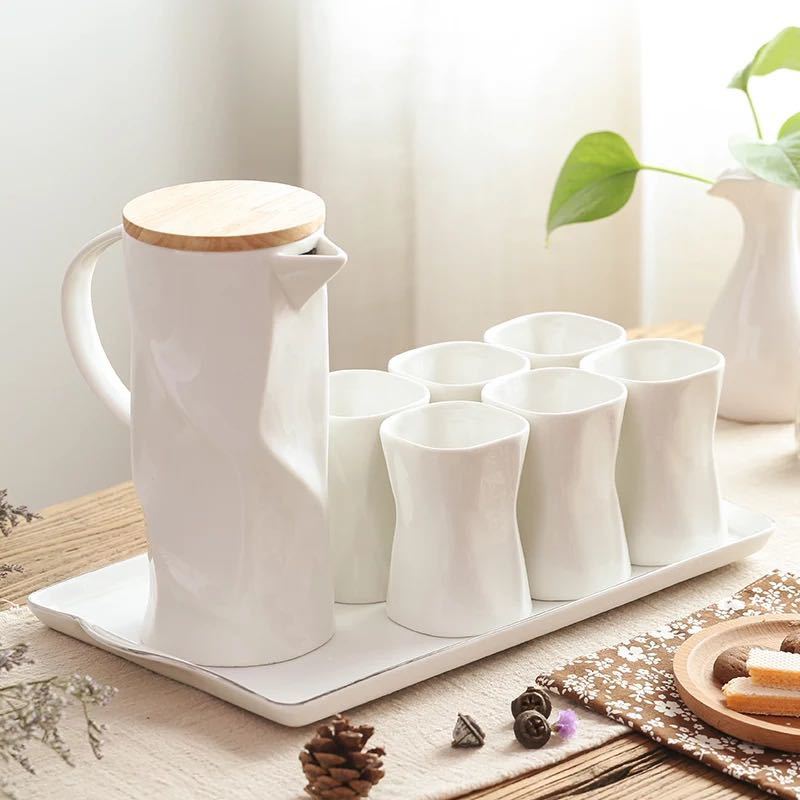 素材・材質:陶瓷器セット内容:カップ＆ソーサー6客(250ml)ティーポットx1点(1200ml)トレーx1点★複数ご注文の場合やお急ぎの場合は必ず事前に納期のお質問をお願いいたします。＊＊＊＊＊＊＊＊＊＊＊＊＊＊＊＊＊＊注意事項1、ランプがつくかどうかの確認をしてから出荷しますので、多少緩衝材がいたんだりします。ご了承ください。プロの職人さんによる手造りランプのため、大きさや色合い、接合部分など機械的に作ったものとは違って、一つ一つ違います。2、商品のサイズは採寸方法によって、若干な誤差が生じる場合はあります。ご了承ください。3、ご利用のPC環境により、実際の商品と色が異なる場合がございます。予めご了承ください。4、新品未使用品ですが、外箱に初期からのスレ、剥げ歪みなどあります。5、海外品ですので、気にされる方はご遠慮下さい。6、素材の色・風合いなど、ディスプレーにより、一部写真と実物が異なる場合がございますので、あらか じめご了承ください。7、この商品は、購入後発送まで7~10日程度を要しますので、ご理解の上ご購入頂きますようお願い致します，お急ぎの方はご注文をご遠慮ください8、海外輸入品の為、説明書・保証書は付属しておりません。上記理由の返品交換は承ることが出来ませんので予めご了承くださいませ。＊＊＊＊＊＊＊＊＊＊＊＊＊＊＊＊＊＊★領収書の発行は行っておりません。★当社指定の発送方法以外に対応いたしません。梱包サイズに誤差が出る場合もありますが差額はご返金できませんのでご了承下さい★商品の発送について★商品はご入金確認時より通常7~9営業日(土日祝日除く)以内に発送いたしますが、諸事情により遅れる場合がございますのであらかじめご了承ください。お届け日のご指定はできませんのでご注意ください。