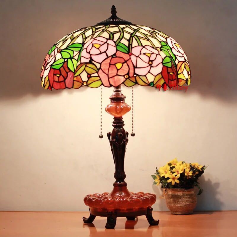 美しいガラスはどこから見ても華やかで美しい。繊細な造りの素敵なステンドランプ消灯時も素敵なインテリアになりますねサイズ ：幅40x奥行40x高62cmワット数 ：40w×1（口金 E26）コードの長さ: 150cm素材：ガラス、樹脂、合金、鉄メーカー定価：35800円注意事項1、ランプがつくかどうかの確認をしてから出荷しますので、多少緩衝材がいたんだりします。ご了承ください。プロの職人さんによる手造りランプのため、大きさや色合い、接合部分など機械的に作ったものとは違って、一つ一つ違います。アウトレット込みです。2、表記と多少の差異が生じることもござ います。予めご了承の上、お買い求めくださいませ3、ご利用のPC環境により、実際の商品と色が異なる場合がございます。予めご了承ください。4、新品未使用品ですが、外箱に初期からのスレ、剥げ歪みなどあります。5、海外品ですので、気にされる方はご遠慮下さい。6、この商品は、全て手作り手描きの製品のため、商品により重量・形状の歪み・個体差、釉薬の掠れ、 針穴のような凹み、滲み、色とび、黒点、多少の傷・欠け、突起、ざらつき、濃淡差、色ムラなどがある 場合がございますが不良商品ではございません。7、素材の色・風合いなど、ディスプレーにより、一部写真と実物が異なる場合がございますので、あらか じめご了承ください。8、この商品は、購入後発送まで8日程度を要しますので、ご理解の上ご購入頂きますようお願い致します，お急ぎの方はご注文をご遠慮ください上記理由の返品交換は承ることが出来ませんので予めご了承くださいませ。