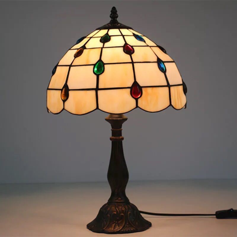 美しいガラスはどこから見ても華やかで美しい。繊細な造りの素敵なステンドランプ消灯時も素敵なインテリアになりますねサイズ ：幅30 x奥行15x高49cmワット数 ：40w×1（口金 E26）コードの長さ: 150cm素材：ガラス、樹脂、合金、鉄注意事項1、ランプがつくかどうかの確認をしてから出荷しますので、多少緩衝材がいたんだりします。ご了承ください。プロの職人さんによる手造りランプのため、大きさや色合い、接合部分など機械的に作ったものとは違って、一つ一つ違います。アウトレット込みです。2、表記と多少の差異が生じることもござ います。予めご了承の上、お買い求めくださいませ3、ご利用のPC環境により、実際の商品と色が異なる場合がございます。予めご了承ください。4、新品未使用品ですが、外箱に初期からのスレ、剥げ歪みなどあります。5、海外品ですので、気にされる方はご遠慮下さい。6、この商品は、全て手作り手描きの製品のため、商品により重量・形状の歪み・個体差、釉薬の掠れ、 針穴のような凹み、滲み、色とび、黒点、多少の傷・欠け、突起、ざらつき、濃淡差、色ムラなどがある 場合がございますが不良商品ではございません。7、素材の色・風合いなど、ディスプレーにより、一部写真と実物が異なる場合がございますので、あらか じめご了承ください。8、この商品は、購入後発送まで8日程度を要しますので、ご理解の上ご購入頂きますようお願い致します，お急ぎの方はご注文をご遠慮ください上記理由の返品交換は承ることが出来ませんので予めご了承くださいませ。