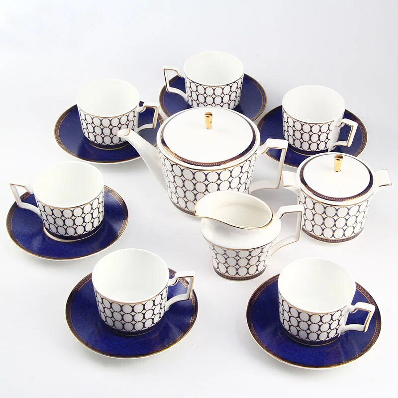 素材・材質:陶器セット内容:カップ＆ソーサー6客(280ml)ティーポットx1点(850ml)ミルクポットx1点シュガーポットx1点スプーンx6点注意事項1、ご利用のPC環境により、実際の商品と色が異なる場合がございます。予めご了承ください。2、新品未使用品ですが、外箱に初期からのスレ、剥げ歪みなどあります。3、海外品ですので、気にされる方はご遠慮下さい。4、この商品は、購入後発送まで8日程度を要しますので、ご理解の上ご購入頂きますようお願い致します5、この商品は、全て手作り手描きの製品のため、商品により重量・形状の歪み・個体差、釉薬の掠れ、 針穴のような凹み、滲み、色とび、黒点、多少の傷・欠け、突起、ざらつき、濃淡差、色ムラなどがある 場合がございますが不良商品ではございません。素材の色・風合いなど、ディスプレーにより、一部写真と実物が異なる場合がございますので、あらか じめご了承ください。上記理由の返品交換は承ることが出来ませんので予めご了承くださいませ。