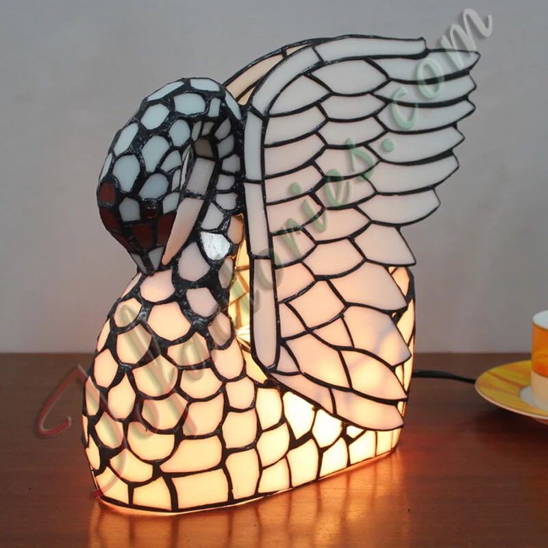 美しいガラスはどこから見ても華やかで美しい。繊細な造りの素敵なステンドランプ消灯時も素敵なインテリアになりますねサイズ ：幅33 奥行13 高26cmワット数 ：40w×1（口金 E14）コードの長さ: 150cm素材：ガラス、樹脂、合金、...