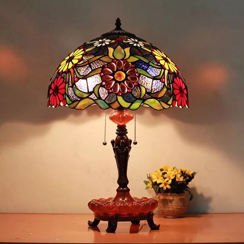 美しいガラスはどこから見ても華やかで美しい。繊細な造りの素敵なステンドランプ消灯時も素敵なインテリアになりますねサイズ ：幅40x奥行40x高62cmワット数 ：40w×1（口金 E26）コードの長さ: 150cm素材：ガラス、樹脂、合金、鉄メーカー定価：35800円注意事項1、ランプがつくかどうかの確認をしてから出荷しますので、多少緩衝材がいたんだりします。ご了承ください。プロの職人さんによる手造りランプのため、大きさや色合い、接合部分など機械的に作ったものとは違って、一つ一つ違います。アウトレット込みです。2、表記と多少の差異が生じることもござ います。予めご了承の上、お買い求めくださいませ3、ご利用のPC環境により、実際の商品と色が異なる場合がございます。予めご了承ください。4、新品未使用品ですが、外箱に初期からのスレ、剥げ歪みなどあります。5、海外品ですので、気にされる方はご遠慮下さい。6、この商品は、全て手作り手描きの製品のため、商品により重量・形状の歪み・個体差、釉薬の掠れ、 針穴のような凹み、滲み、色とび、黒点、多少の傷・欠け、突起、ざらつき、濃淡差、色ムラなどがある 場合がございますが不良商品ではございません。7、素材の色・風合いなど、ディスプレーにより、一部写真と実物が異なる場合がございますので、あらか じめご了承ください。8、この商品は、購入後発送まで8日程度を要しますので、ご理解の上ご購入頂きますようお願い致します，お急ぎの方はご注文をご遠慮ください上記理由の返品交換は承ることが出来ませんので予めご了承くださいませ。