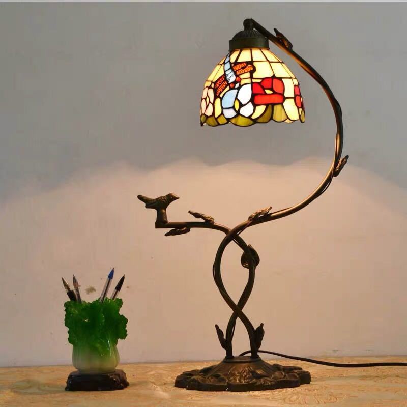 美しいガラスはどこから見ても華やかで美しい。繊細な造りの素敵なステンドランプ消灯時も素敵なインテリアになりますね外寸サイズ ：約 幅33 x 高さ55（cm）ワット数 ：　電球40W×1個（E26）素材：ガラス、樹脂、合金、鉄★購入後のキャンセルは、ご遠慮ください。★検品のため開封してある場合があります。★複数ご注文の場合やお急ぎの場合は必ず事前に納期のお質問をお願いいたします。注意事項1、ランプがつくかどうかの確認をしてから出荷しますので、多少緩衝材がいたんだりします。ご了承ください。プロの職人さんによる手造りランプのため、大きさや色合い、接合部分など機械的に作ったものとは違って、一つ一つ違います。アウトレット込みです。2、表記と多少の差異が生じることもござ います。予めご了承の上、お買い求めくださいませ3、ご利用のPC環境により、実際の商品と色が異なる場合がございます。予めご了承ください。4、新品未使用品ですが、外箱に初期からのスレ、剥げ歪みなどあります。5、海外品ですので、気にされる方はご遠慮下さい。6、この商品は、全て手作り手描きの製品のため、商品により重量・形状の歪み・個体差、釉薬の掠れ、 針穴のような凹み、滲み、色とび、黒点、多少の傷・欠け、突起、ざらつき、濃淡差、色ムラなどがある 場合がございますが不良商品ではございません。7、素材の色・風合いなど、ディスプレーにより、一部写真と実物が異なる場合がございますので、あらか じめご了承ください。8、この商品は、購入後発送まで8日程度を要しますので、ご理解の上ご購入頂きますようお願い致します，お急ぎの方はご注文をご遠慮ください上記理由の返品交換は承ることが出来ませんので予めご了承くださいませ。