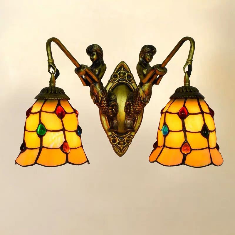 サイズ：幅約40 x 高さ26（cm）ワット数 ：電球40W×2個（E26）(電球付きません)素材：ステンドグラス、樹脂、合金、鉄使用可能電球:LED電球、白熱球、電球型蛍光灯等★取付工事は電気工事士にご相談してください。★検品のため開封してある場合があります。★複数ご注文の場合やお急ぎの場合は必ず事前に納期のお質問をお願いいたします。★当店では製品のサポートは行っておりませんので使用法など説明できない場合もございますのでご了承ください。★本品は輸入品の為、外箱にへこみ・傷等ある場合がございますが商品に関しては問題ありません。★こちらの商品は完全防水ではございません。外灯として使用した場合、雨風等で故障する可能性がございます。原則室内用としてご使用下さい☆☆★★★★★★★★★★★★★☆☆注意事項1、こちらの商品は海外製の新品です。撮影時の照明やPC環境によって実際の商品と色が違う場合があります。2、輸入品で日本語の説明がない場合があり、サポートもございませんので商品知識のある方のみ御注文下さい。3、ご注文について 代引き引き換え、局留めは受け付けておりません。4、取り扱っている商品は、海外・アジア製品になります。きちんと全ての商品の検品をしておりますが、日本製に比べると作りが甘い場合があります。完璧を求められる方は御注文をお控えください。5、初期不良、輸送中の破損等は返金対応させて頂きます。その際はご到着から2日以内にご連絡をお願い致し6、新品未使用品ですが、外箱に初期からのスレ、剥げ歪みなどあります7、この商品は、購入後発送まで8日程度を要しますので、ご理解の上ご購入頂きますようお願い致します上記理由の返品交換は承ることが出来ませんので予めご了承くださいませ。