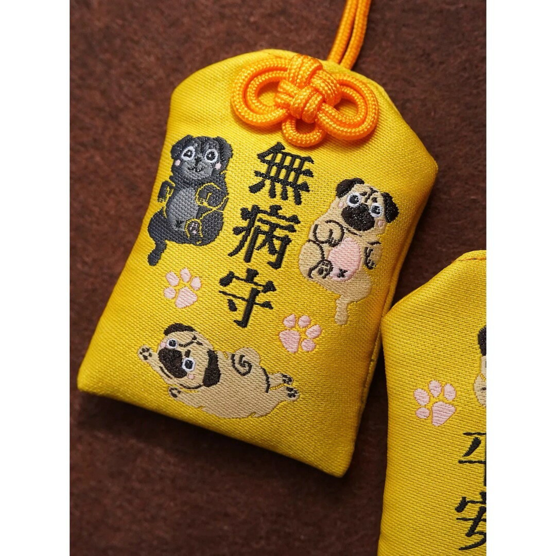 A064891パグお守り無病守 犬用お守り 祈願厄除け癒しグッズパグ柄布製インテリア雑貨