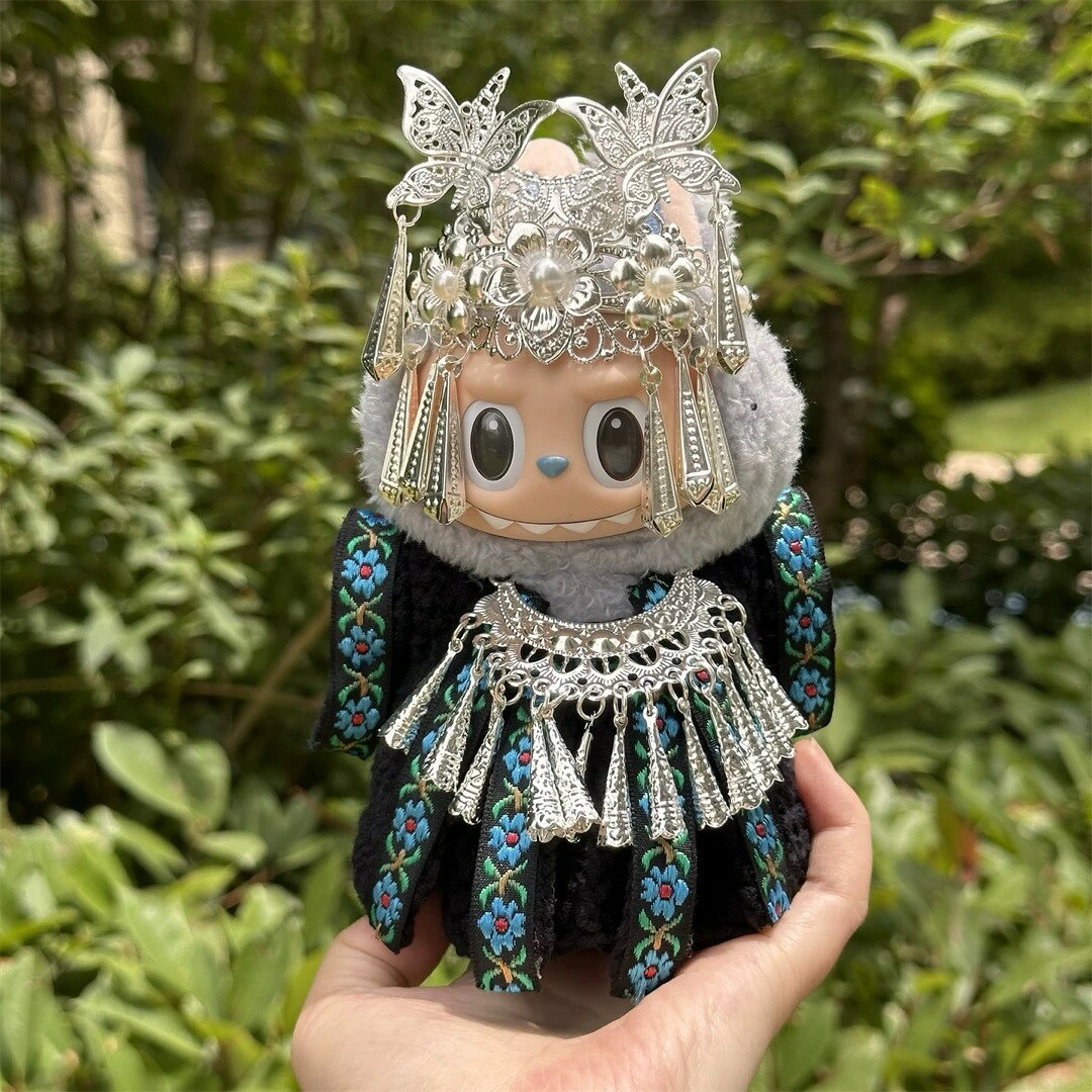 商品説明 POPMARTポップマート&nbsp;LABUBU&nbsp;ラブブ商品は着替えのみ、labubu本体を付いてないです。民族風デザインのハンドメイド衣装セットです。シルバーの蝶や花をモチーフにした豪華な頭飾りと、精巧な首飾りが特徴で、繊細な装飾がきらびやかに輝きます。衣装部分には黒地に鮮やかな花柄の刺繍が施され、華やかさと高級感を演出。細部までこだわった伝統的なスタイルで、お人形をより魅力的に引き立てます。※こちらは衣装のみの販売となります。人形本体は付属しておりません。※丁寧にお作りしていますが、素人ハンドメイド品の為縫い目のズレ、歪み、よれ等がある場合がございます。ご了承頂ける方のみご購入お願い致します。&nbsp;[備考]※こちらの商品は受注生産品の為、ご注文後のキャンセル、変更はお受けできません。※こちらの商品は受注生産品の為、出荷までに8営業日程必要になります。※お急ぎの場合は必ず事前に在庫確認を行って下さい。