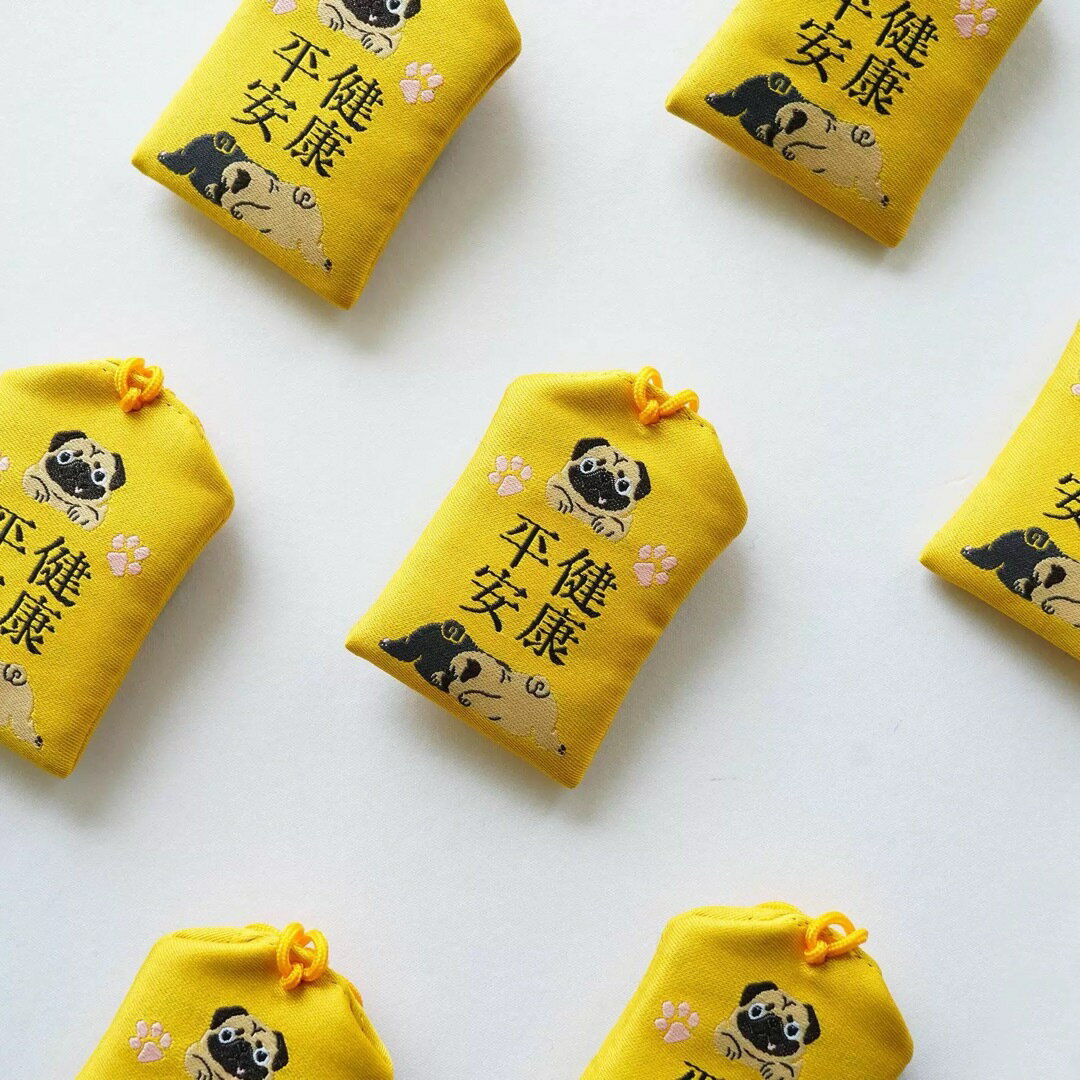 商品説明 パグ好きさんにぴったりな、表と裏に可愛いパグの刺繍が施された両面デザインのお守りです。1つのお守りで、「無病守」と「平健安康」ふたつの願いを込めることができます。■&nbsp;表面：「無病守」黒パグ・フォーンパグなど、3匹の元気な...